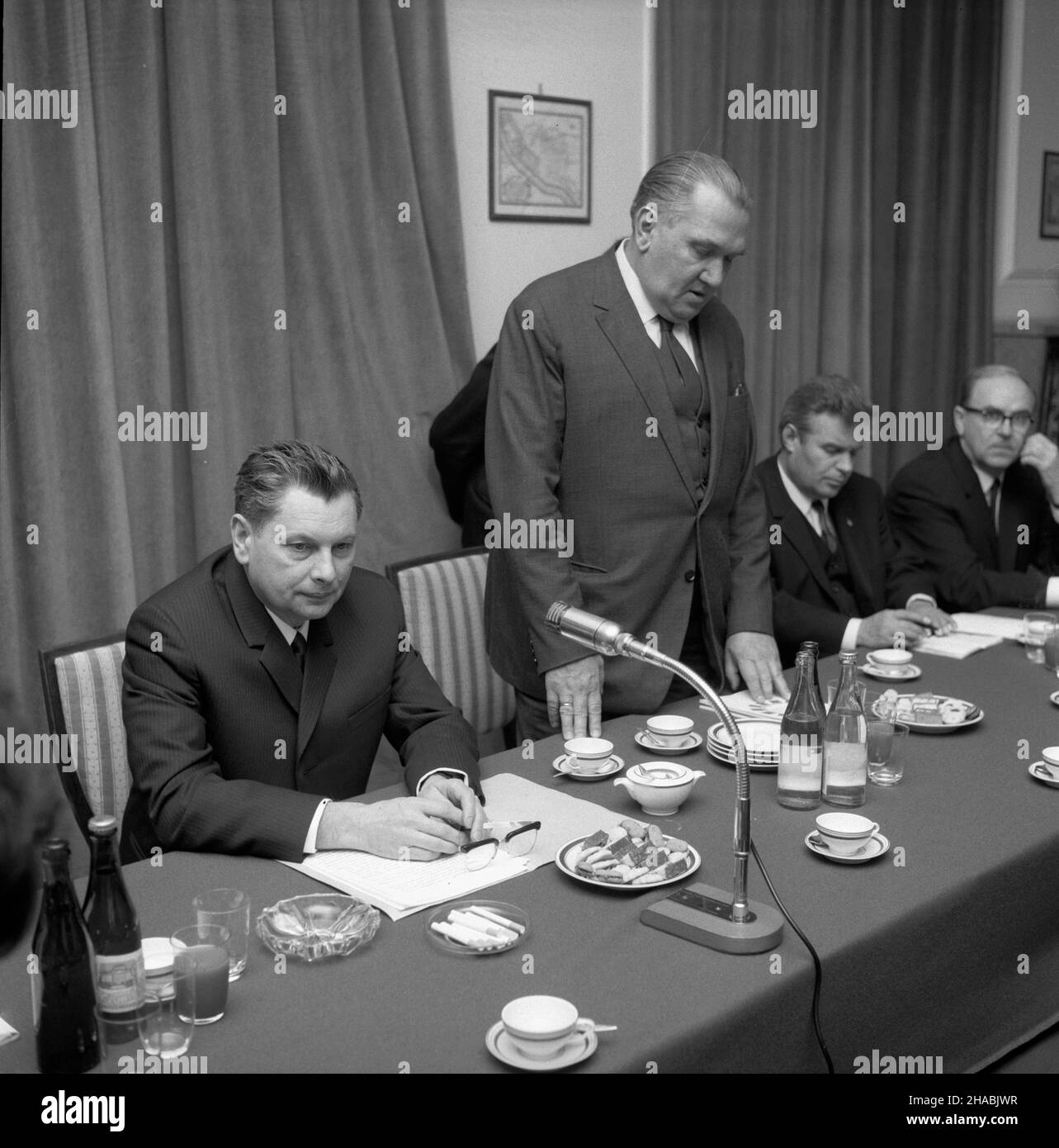 Varsovie, 1969-10-30.W zwi¹zku z zakoñczeniem DNI Kultury Rosyjskiej Federacyjnej Socjalistycznej Republiki Radzieckiej (RFSRR) odby³o siê spotkanie delegacji RFSRR z dziennikarzami.NZ. m.in.: wicepremier RFSRR Wieczes³aw Koczemasow (L), redaktor naczelny Trybuny Ludu Stanis³aw Mojkowski (przemawia). Ad PAP/Marek Langda Varsovie, 30 octobre 1969.Une délégation de la Fédération de Russie des Républiques socialistes soviétiques (RFSRR) a rencontré des journalistes dans le cadre de la conclusion des Journées de la culture russe en Pologne.Photo : PM Vyacheslav Kochemasov, adjoint du RFSRR (de gauche à droite), rédacteur en chef Banque D'Images