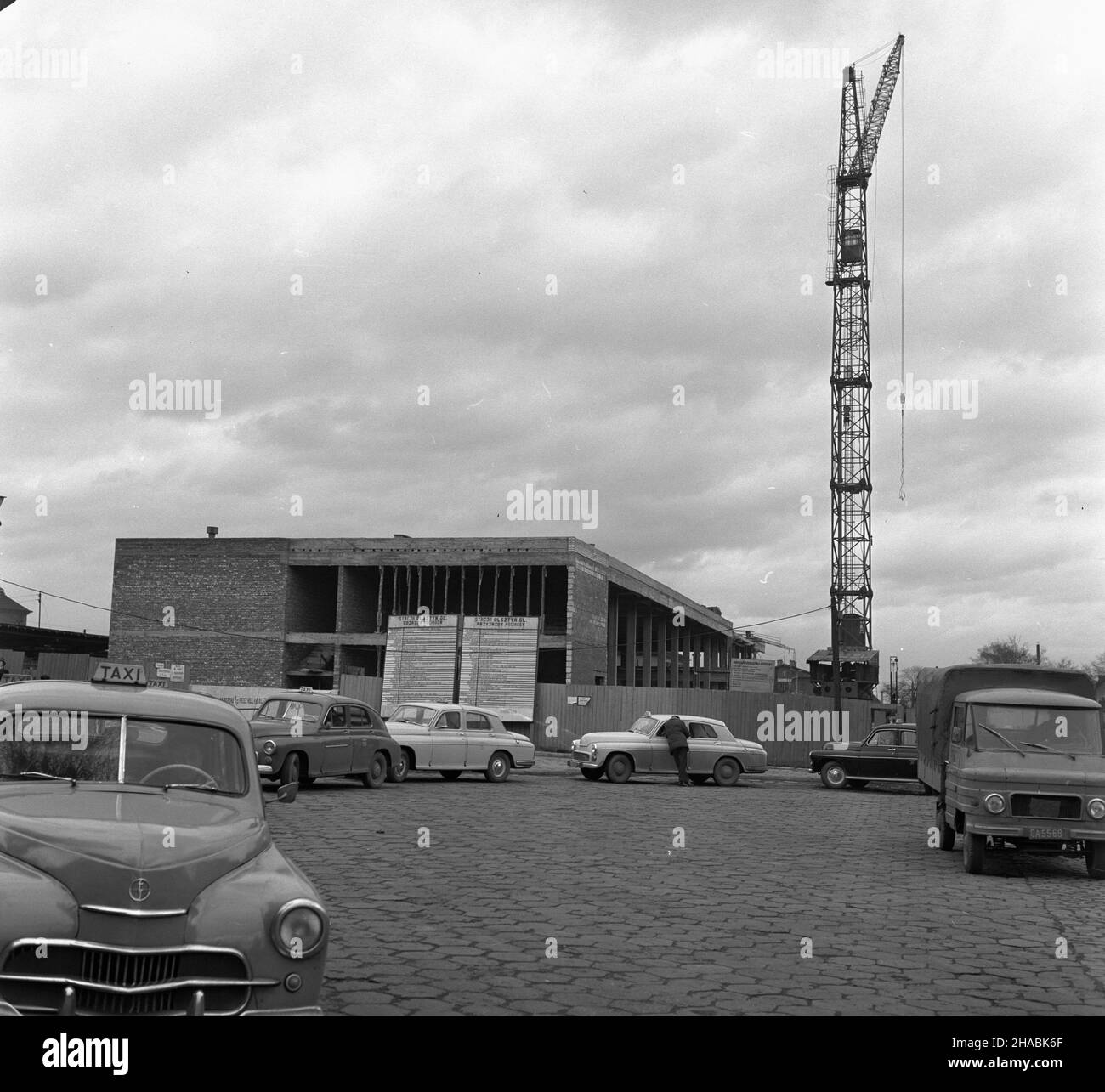 Olsztyn, 1969-11.Prace budowlane przy nowym dworcu Polskich Kolei Pañstwowych (PKP) na placu Konstytucji 3 Maja. uu PAP/Stanis³aw Moroz Dok³adny dzieñ wydarzenia nieustalony.Olsztyn, novembre 1969.Construction d'une nouvelle gare de chemin de fer polonais (PKP) sur la place de la Constitution de mai 3 (Konstytucji 3 Maja). uu PAP/Stanislaw Moroz Banque D'Images