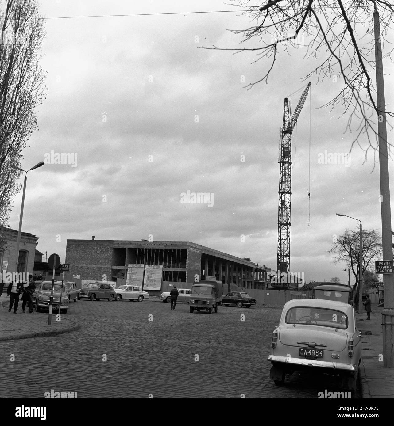 Olsztyn, 1969-11.Prace budowlane przy nowym dworcu Polskich Kolei Pañstwowych (PKP) na placu Konstytucji 3 Maja. uu PAP/Stanis³aw Moroz Dok³adny dzieñ wydarzenia nieustalony.Olsztyn, novembre 1969.Construction d'une nouvelle gare de chemin de fer polonais (PKP) sur la place de la Constitution de mai 3 (Konstytucji 3 Maja). uu PAP/Stanislaw Moroz Banque D'Images