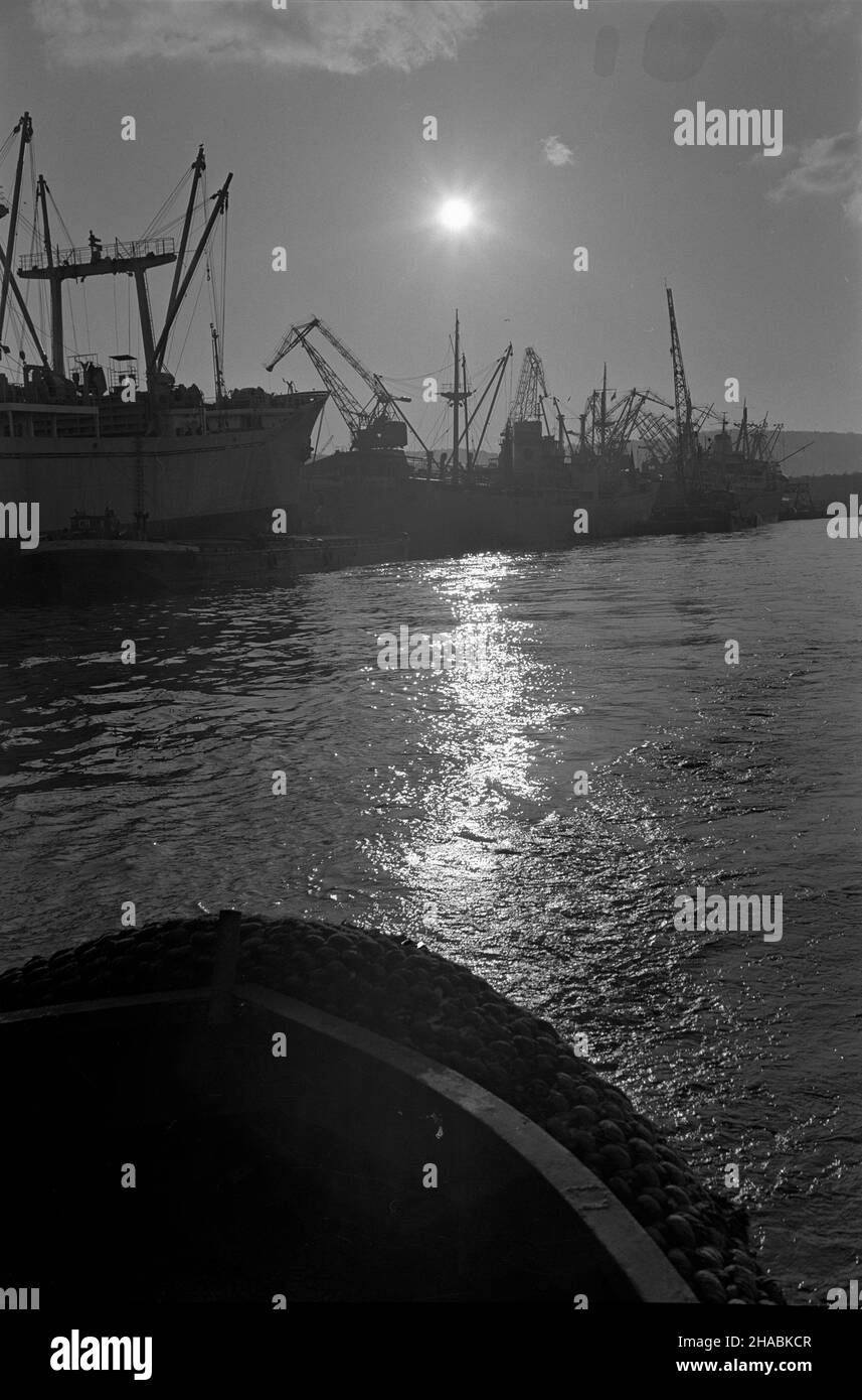 Gdynia, 1969-11.Port gdyñski W œwietle zachodz¹cego s³oñca. mb PAP/Janusz Uklejewski Dok³adny dzieñ wydarzenia nieustalony.Gdynia, novembre 1969.Coucher de soleil dans le port de Gdynia. mb PAP/Janusz Uklejewski Banque D'Images