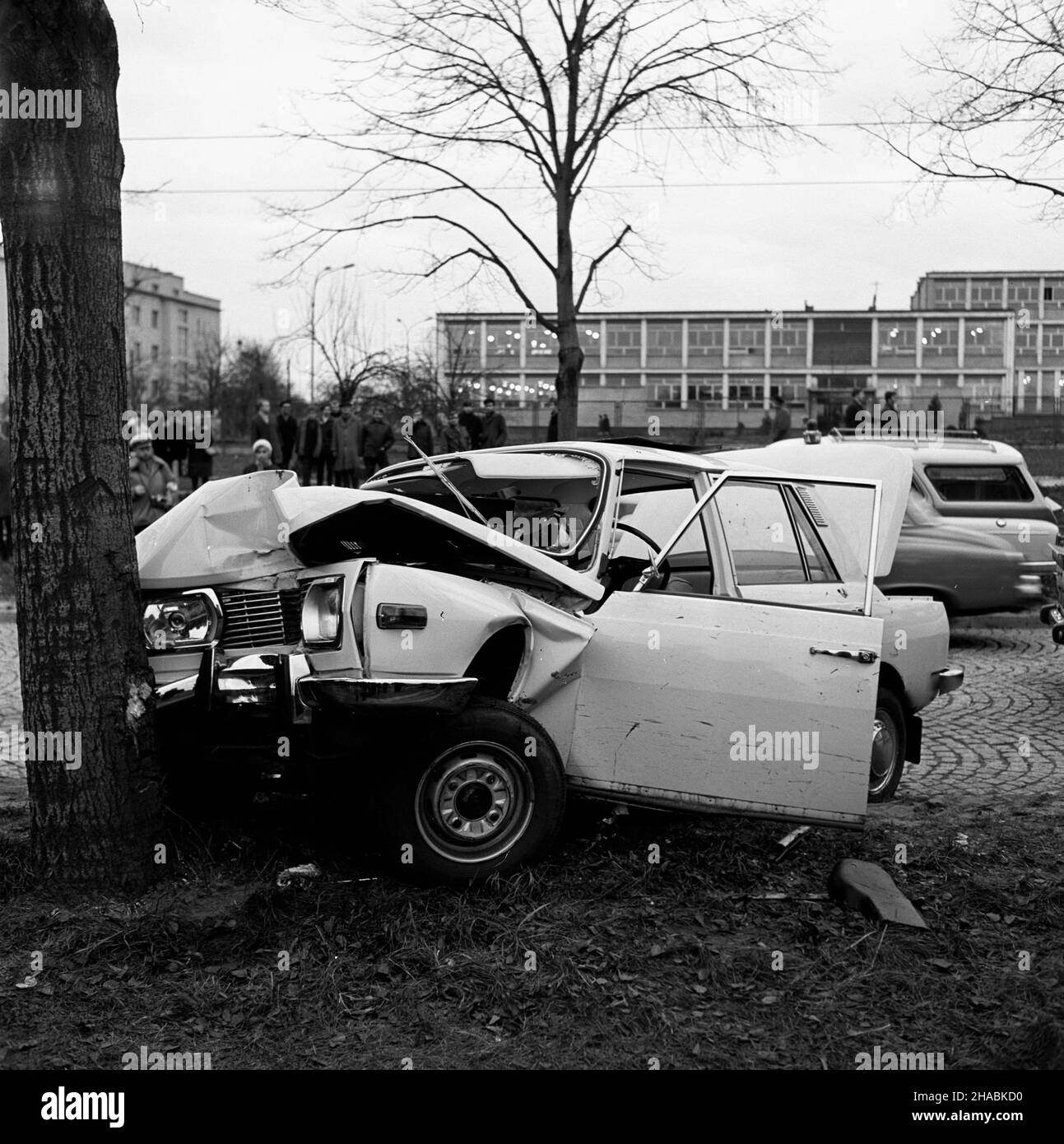 ódŸ £, 1969-11.Samochód marki Wartburg z nieustalonych przyczyn skrêci³ na lew¹ stronê jezdni uderzaj¹c W przydro¿ne drzewo.Wypadek mia³ miejsce na ul.Strykowskiej przed posesj¹ nr 10.Prowadz¹cy pojazd Jan G³owacki zosta³ przewieziony do szpitala im.Jordana.Obie pasa¿erki Janina Œwiderek i Marianna Mirowska zmar³y.NZ. Wrak samochodu. uu PAP/Witold Rozmys³owicz Dok³adny dzieñ wydarzenia nieustalony.Lodz, novembre 1969.Un Wartburg sans raison déterminée s'est tourné vers le côté gauche de la route et a frappé un arbre.L'accident s'est produit devant la maison, au 10, rue Strykowska.Pilote Banque D'Images