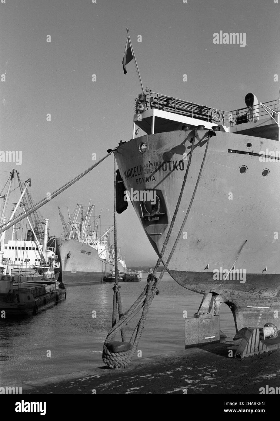 Gdynia, 1969-11.Port gdyñski.NZ. Rufa drobnicowca M/S (navire à moteur) Marceli Nowotko, wybudowanego W Stoczni Gdañskiej W 1956 roku, zez³omowanego W roku 1990.W tle drobnicowiec M/S Henryk Jendza. mb PAP/Janusz Uklejewski Dok³adny dzieñ wydarzenia nieustalony.Gdynia, novembre 1969.Port de Gdynia.Photo : stern du porte-bagages général MS Marceli Nowotko construit dans le chantier naval de Gdansk en 1956, et mis au rebut en 1990.A l'arrière porte-bagages M/S Henryk Jendza. mb PAP/Janusz Uklejewski Banque D'Images