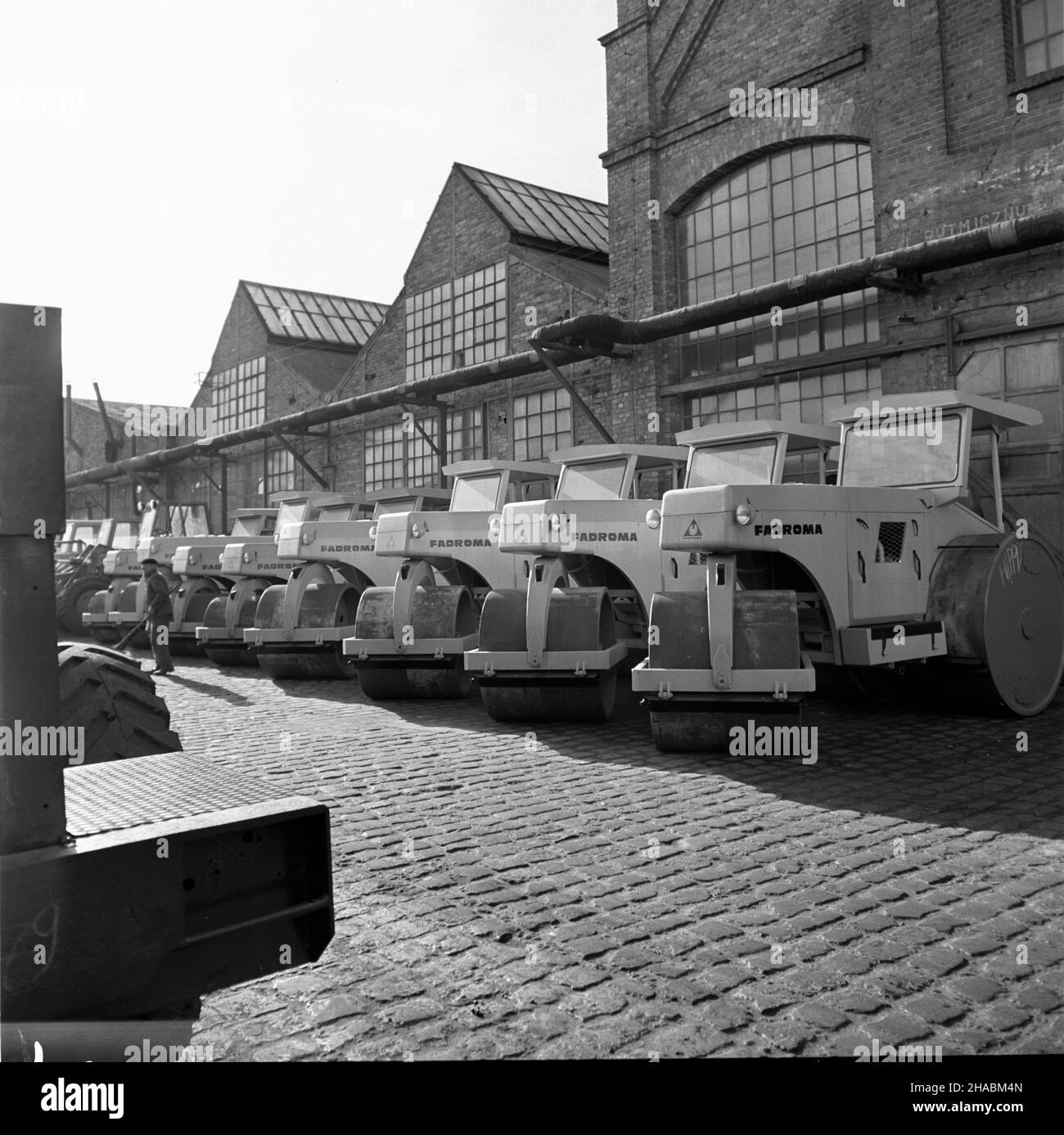 Wroc³aw, 1969-11.Fabryka Maszyn Drogowych Fadroma specjalizuj¹ca siê W produkcji koparek, ³adowarek i walców drogowych.NZ. na pierwszym walce. uu PAP/Marian Soko³owski Dok³adny dzieñ wydarzenia nieustalony.Wroclaw, novembre 1969.Machine de construction de routes Fadroma spécialisée dans la fabrication d'excavateurs, de machines de chargement et de rouleaux de route.Photo : rouleaux de route. uu PAP/Marian Sokolowski Banque D'Images