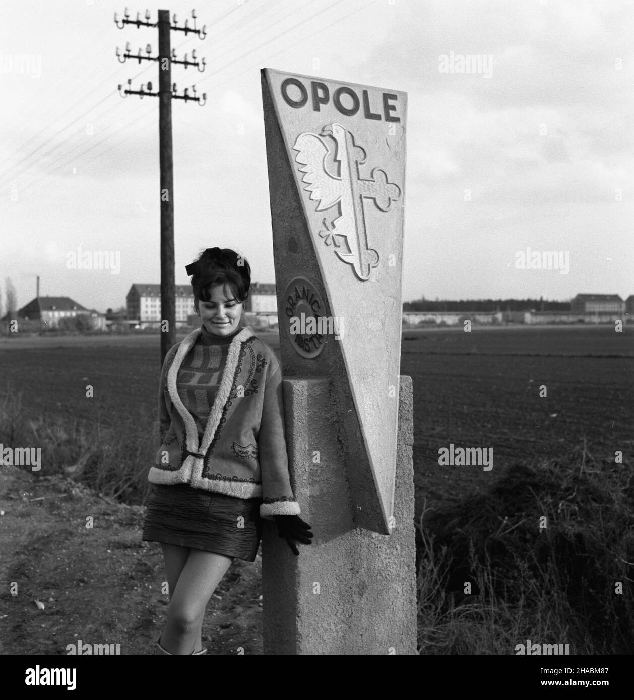 Opole, 1969-11.Modelka przy s³upie granicznym Opola, stoj¹cym przy drodze numer 45 - wiod¹cej z Kluczborka. mb PAP/Ryszard Okoñski Dok³adny dzieñ wydarzenia nieustalony.Opole, novembre 1969.Un modèle debout au point de repère situé sur la route nationale n° 45 de Kluczbork à Opole. mb PAP/Ryszard Okonski Banque D'Images