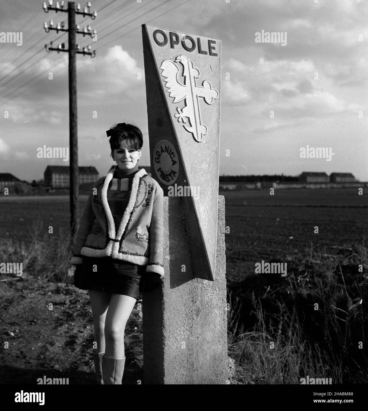 Opole, 1969-11.Modelka przy s³upie granicznym Opola, stoj¹cym przy drodze numer 45 - wiod¹cej z Kluczborka. mb PAP/Ryszard Okoñski Dok³adny dzieñ wydarzenia nieustalony.Opole, novembre 1969.Un modèle debout au point de repère situé sur la route nationale n° 45 de Kluczbork à Opole. mb PAP/Ryszard Okonski Banque D'Images