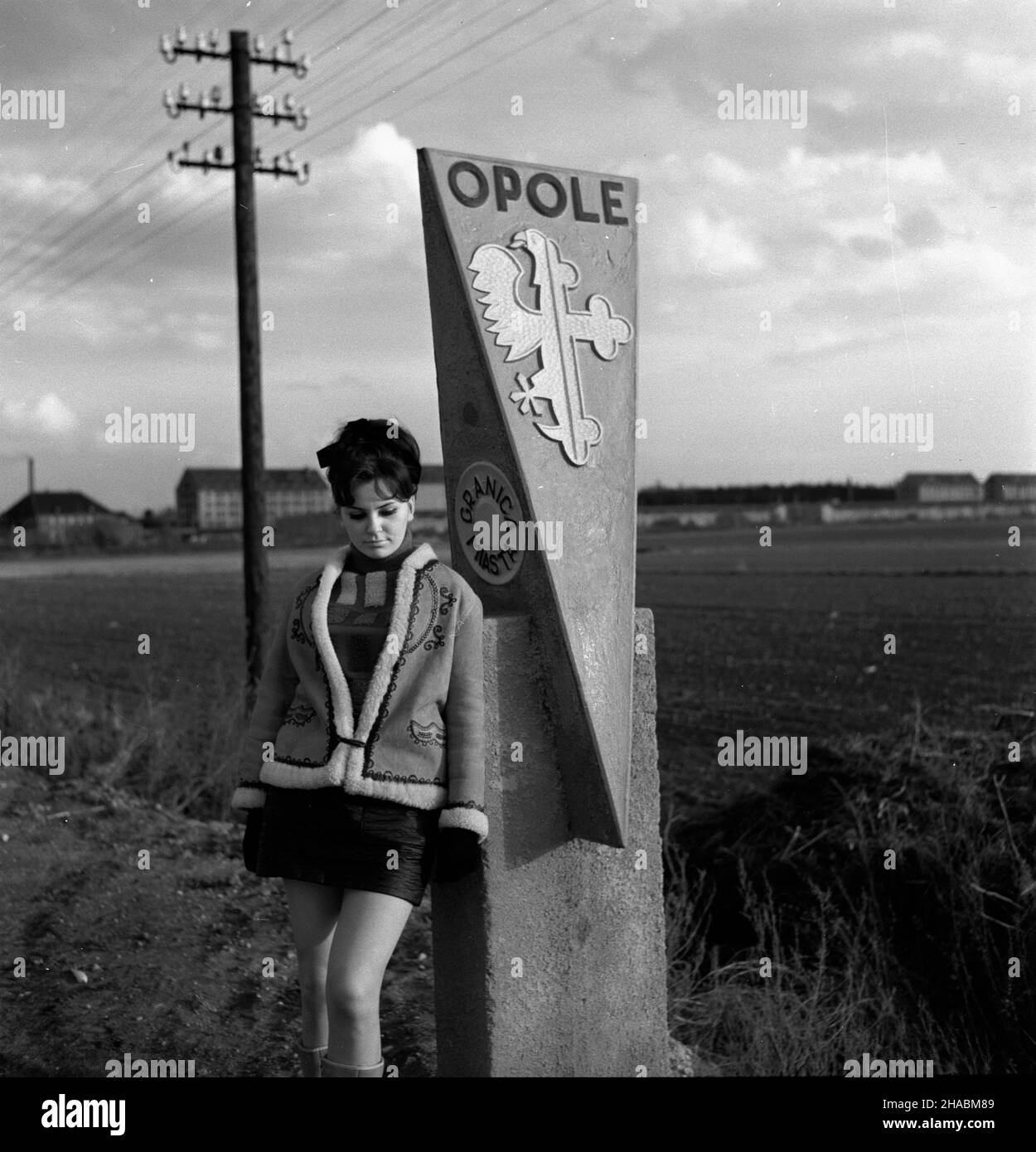 Opole, 1969-11.Modelka przy s³upie granicznym Opola, stoj¹cym przy drodze numer 45 - wiod¹cej z Kluczborka. mb PAP/Ryszard Okoñski Dok³adny dzieñ wydarzenia nieustalony.Opole, novembre 1969.Un modèle debout au point de repère situé sur la route nationale n° 45 de Kluczbork à Opole. mb PAP/Ryszard Okonski Banque D'Images