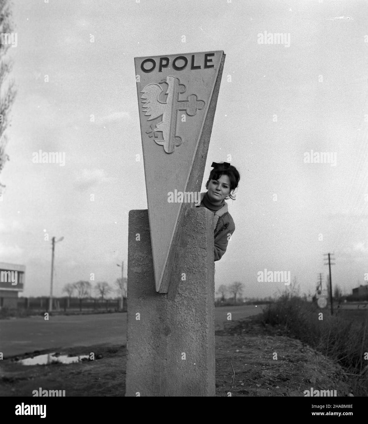 Opole, 1969-11.Modelka przy s³upie granicznym Opola, stoj¹cym przy drodze numer 45 - wiod¹cej z Kluczborka. mb PAP/Ryszard Okoñski Dok³adny dzieñ wydarzenia nieustalony.Opole, novembre 1969.Un modèle debout au point de repère situé sur la route nationale n° 45 de Kluczbork à Opole. mb PAP/Ryszard Okonski Banque D'Images