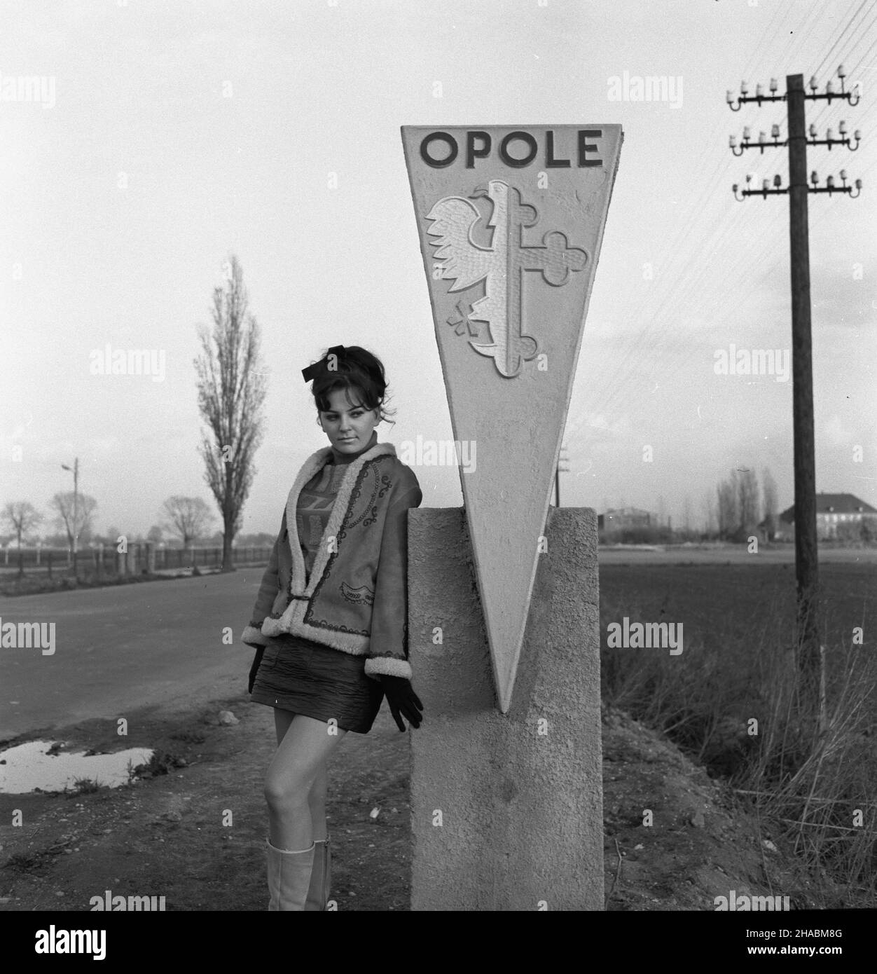 Opole, 1969-11.Modelka przy s³upie granicznym Opola, stoj¹cym przy drodze numer 45 - wiod¹cej z Kluczborka. mb PAP/Ryszard Okoñski Dok³adny dzieñ wydarzenia nieustalony.Opole, novembre 1969.Un modèle debout au point de repère situé sur la route nationale n° 45 de Kluczbork à Opole. mb PAP/Ryszard Okonski Banque D'Images