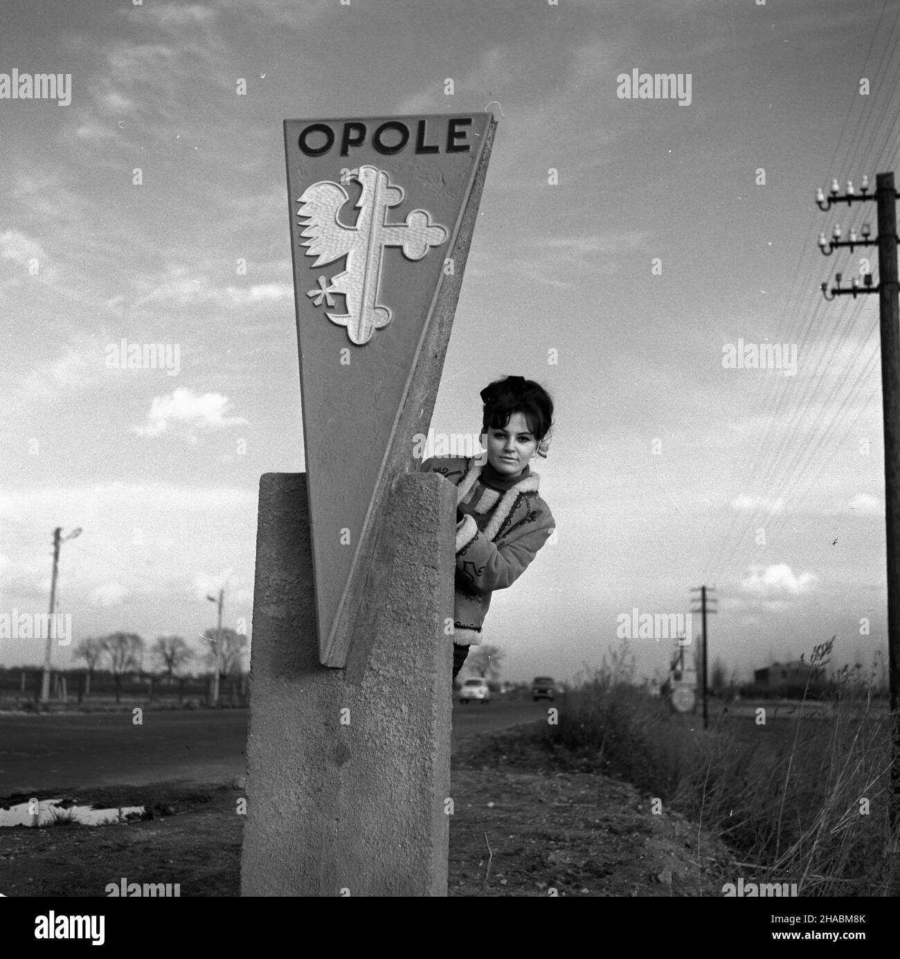 Opole, 1969-11.Modelka przy s³upie granicznym Opola, stoj¹cym przy drodze numer 45 - wiod¹cej z Kluczborka. mb PAP/Ryszard Okoñski Dok³adny dzieñ wydarzenia nieustalony.Opole, novembre 1969.Un modèle debout au point de repère situé sur la route nationale n° 45 de Kluczbork à Opole. mb PAP/Ryszard Okonski Banque D'Images
