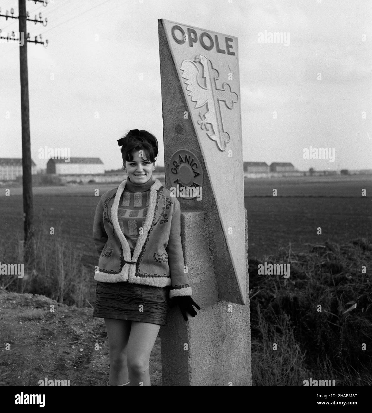 Opole, 1969-11.Modelka przy s³upie granicznym Opola, stoj¹cym przy drodze numer 45 - wiod¹cej z Kluczborka. mb PAP/Ryszard Okoñski Dok³adny dzieñ wydarzenia nieustalony.Opole, novembre 1969.Un modèle debout au point de repère situé sur la route nationale n° 45 de Kluczbork à Opole. mb PAP/Ryszard Okonski Banque D'Images