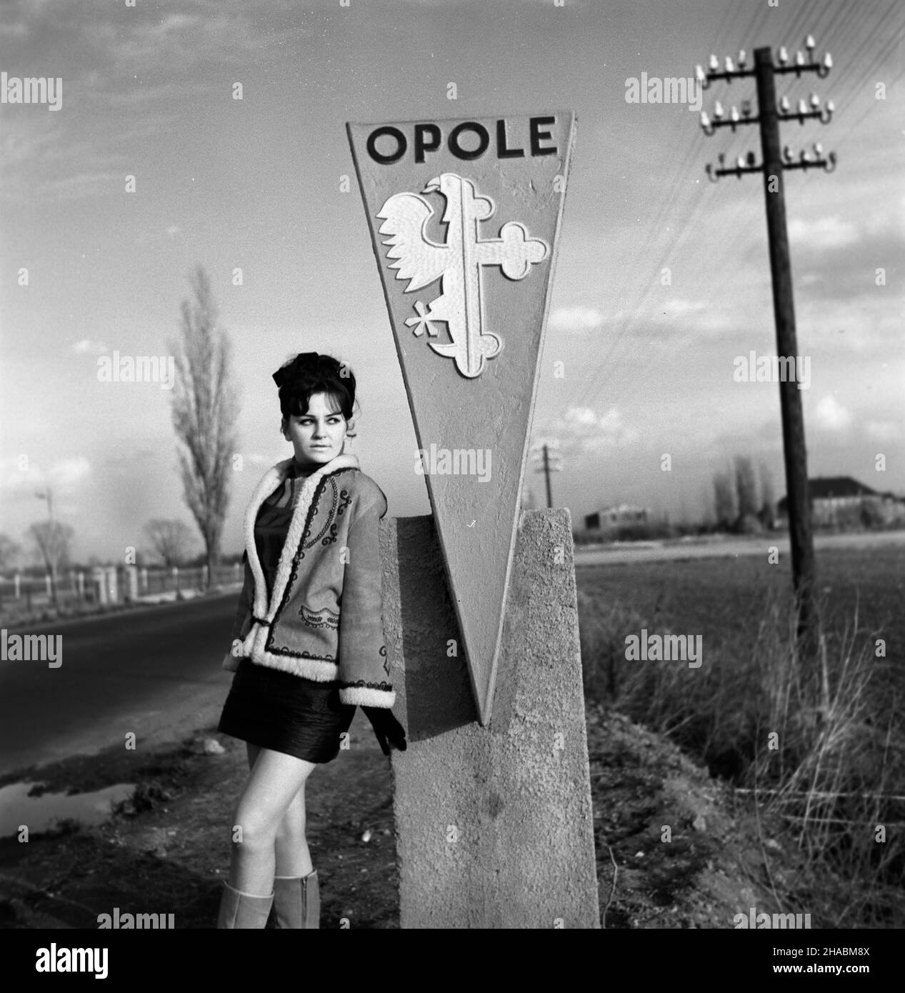 Opole, 1969-11.Modelka przy s³upie granicznym Opola, stoj¹cym przy drodze numer 45 - wiod¹cej z Kluczborka. mb PAP/Ryszard Okoñski Dok³adny dzieñ wydarzenia nieustalony.Opole, novembre 1969.Un modèle debout au point de repère situé sur la route nationale n° 45 de Kluczbork à Opole. mb PAP/Ryszard Okonski Banque D'Images
