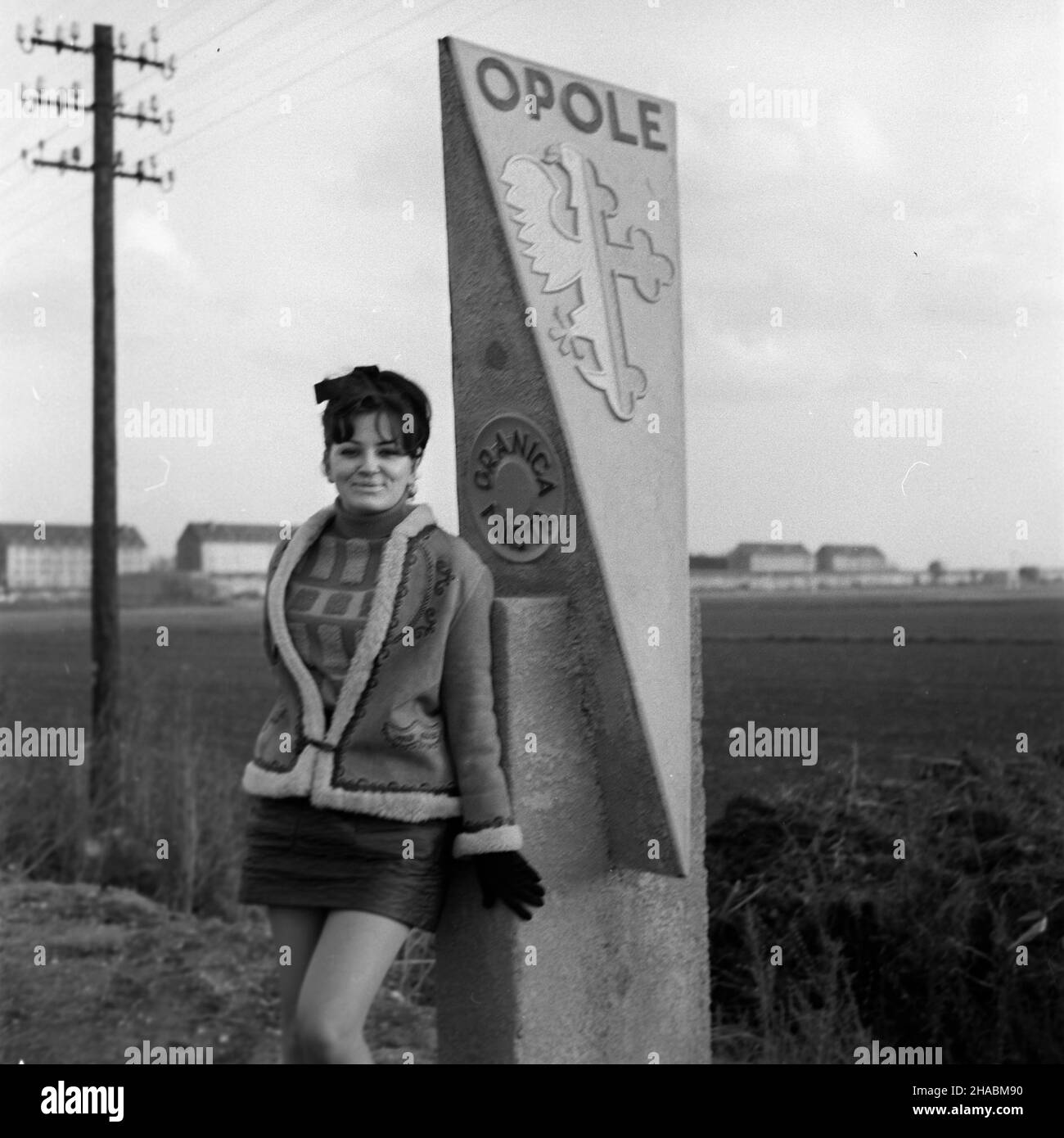 Opole, 1969-11.Modelka przy s³upie granicznym Opola, stoj¹cym przy drodze numer 45 - wiod¹cej z Kluczborka. mb PAP/Ryszard Okoñski Dok³adny dzieñ wydarzenia nieustalony.Opole, novembre 1969.Un modèle debout au point de repère situé sur la route nationale n° 45 de Kluczbork à Opole. mb PAP/Ryszard Okonski Banque D'Images