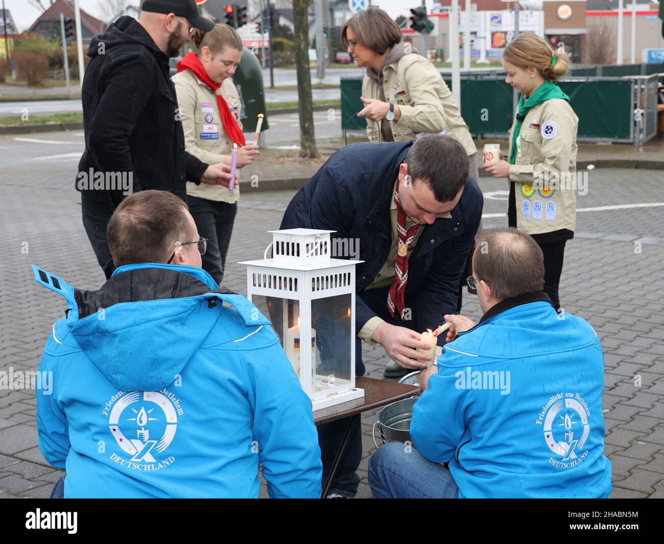 Magdebourg, Allemagne.12th décembre 2021.Les Scouts Torgen (l) et Timo de Brême distribuent la lumière de la paix à d'autres scouts de Saxe-Anhalt à un arrêt de repos sur l'Autobahn 2.Plus de 150 scouts sont en cours de création d'un dialogue interreligieux sous la devise de cette année du Peace Light 'Peace Network - une lumière qui relie tous'.En raison de la situation actuelle de Covid, tous les scouts doivent respecter les règles d'hygiène applicables.Credit: Peter Gercke/dpa-Zentralbild/ZB/dpa/Alay Live News Banque D'Images