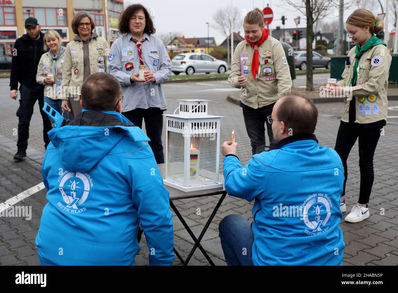 Magdebourg, Allemagne.12th décembre 2021.Les Scouts Torgen (l) et Timo de Brême distribuent la lumière de la paix à d'autres scouts de Saxe-Anhalt à un arrêt de repos sur l'Autobahn 2.Plus de 150 scouts sont en cours de création d'un dialogue interreligieux sous la devise de cette année du Peace Light 'Peace Network - une lumière qui relie tous'.En raison de la situation actuelle de Covid, tous les scouts doivent respecter les règles d'hygiène applicables.Credit: Peter Gercke/dpa-Zentralbild/ZB/dpa/Alay Live News Banque D'Images