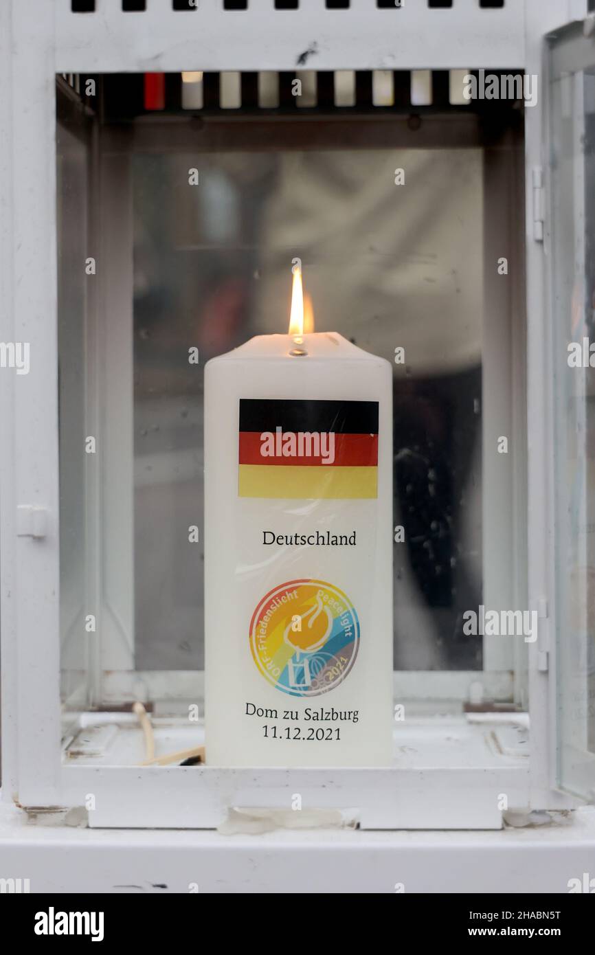 Magdebourg, Allemagne.12th décembre 2021.La lumière de la paix 2021 se trouve sur une table à un arrêt de repos sur l'autoroute 2.Plus de 150 scouts ont donné l'exemple du dialogue interreligieux sous la devise de la lumière de la paix « réseau de la paix - une lumière qui relie tous ».En raison de la situation actuelle de Covid, tous les scouts doivent respecter les règles d'hygiène applicables.Credit: Peter Gercke/dpa-Zentralbild/ZB/dpa/Alay Live News Banque D'Images