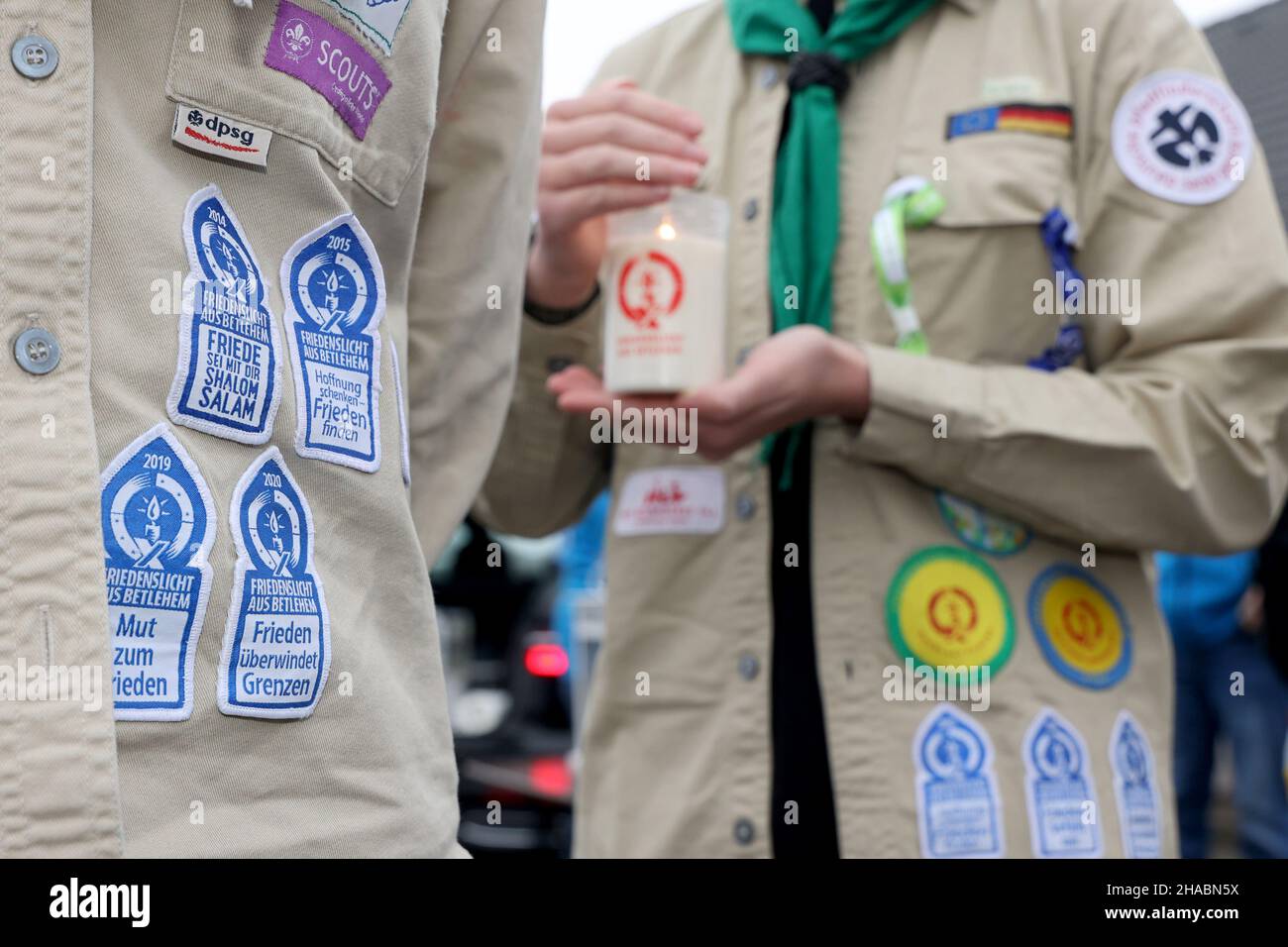 Magdebourg, Allemagne.12th décembre 2021.Les Scouts se tiennent en uniforme avec la lumière de la paix à un arrêt de repos sur l'autoroute 2.Plus de 150 scouts ont donné l'exemple du dialogue interreligieux sous la devise de cette année du Peace Light 'Peace Network - une lumière qui relie tous'.En raison de la situation actuelle de Covid, tous les scouts doivent respecter les règles d'hygiène applicables.Credit: Peter Gercke/dpa-Zentralbild/ZB/dpa/Alay Live News Banque D'Images