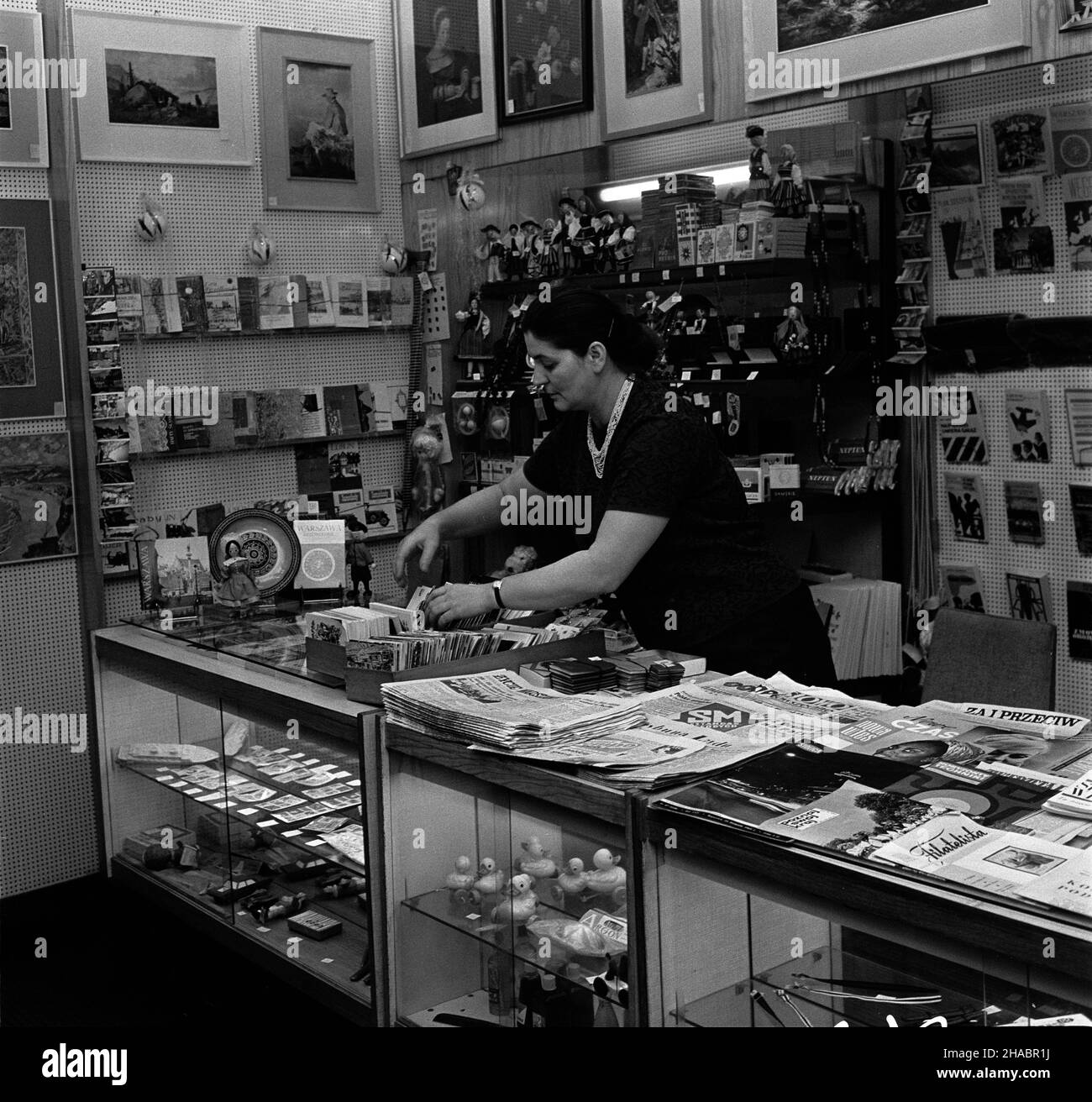 Varsovie, 1969-11.Ksi¹¿kückenstwa Upowszechniania Prasy i ki RUCH przy ul.Nowy Œwiat. uu PAP/Tadeusz ZagoŸdziñski Dok³adny dzieñ wydarzenia nieustalony.Varsovie, novembre 1969.Dans un kiosque de la RUCH Press and Book distribution Enterprise, rue Nowy Swiat. uu PAP/Tadeusz Zagozdzinski Banque D'Images