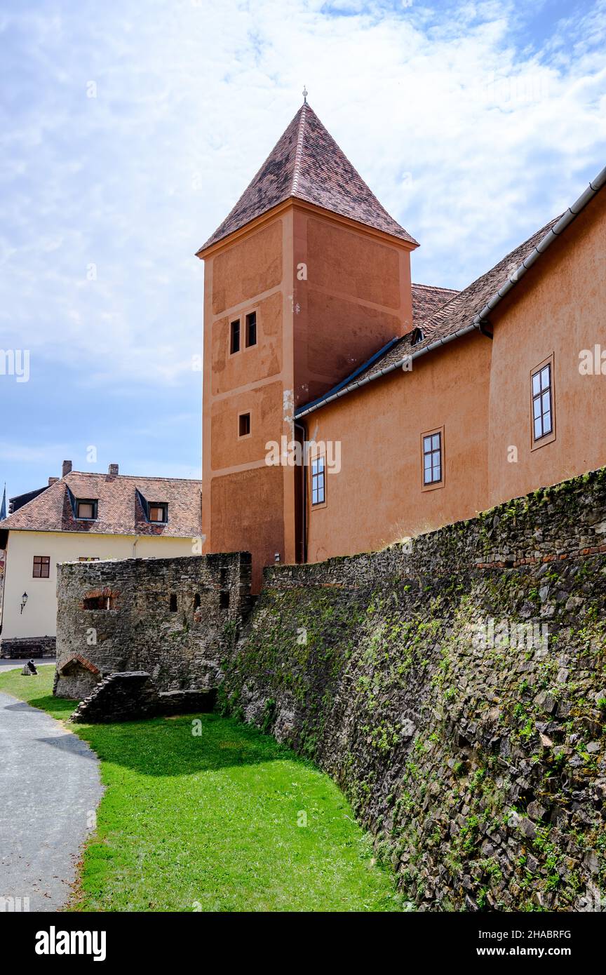 Les murs du château de Juricsis à Koszeg, en Hongrie, un jour ensoleillé. Banque D'Images