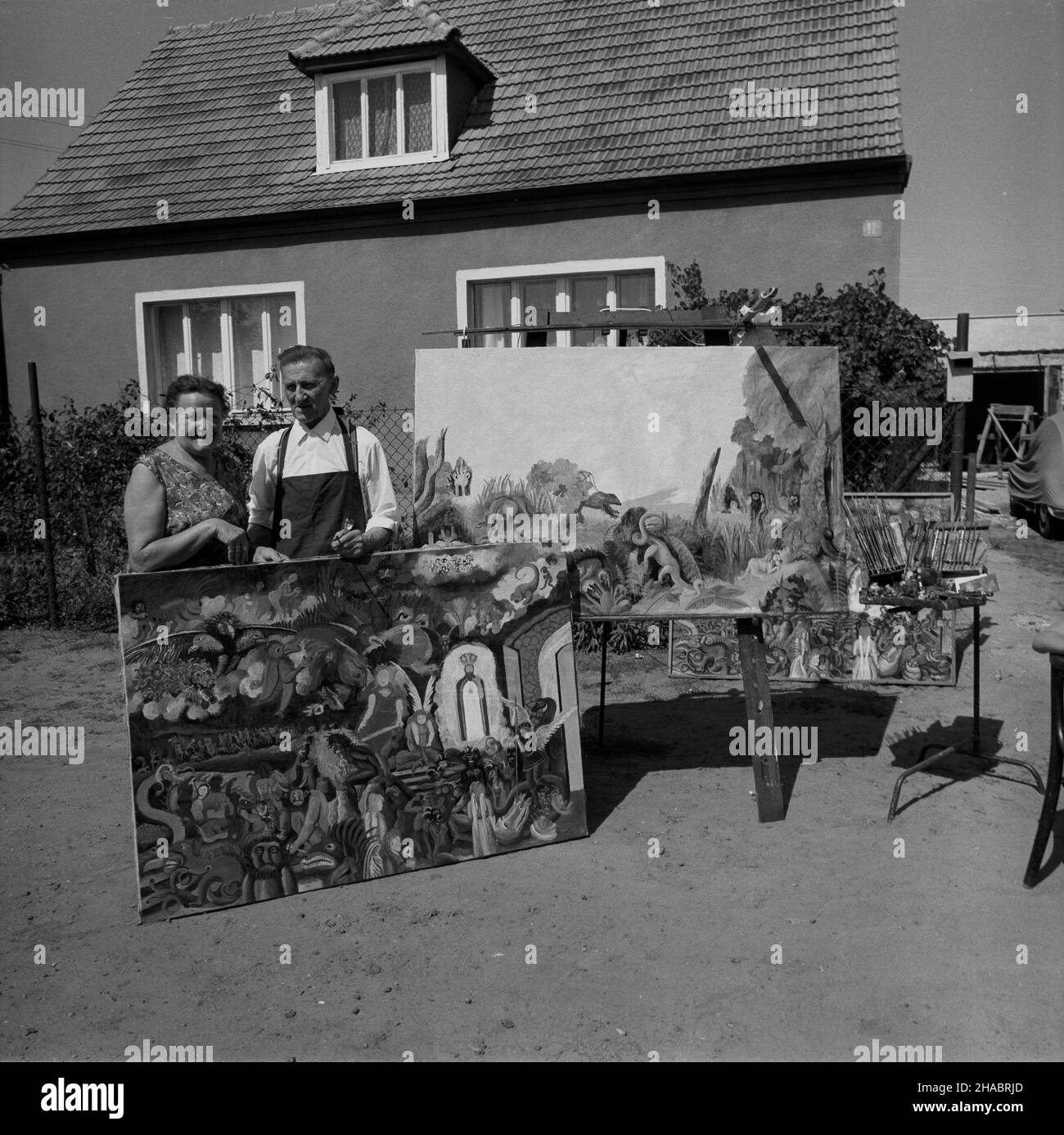 Bydgoszcz, 1969-11.Teofil Ociepka malarz - samouk, prymitywista.By³ pracownikiem powierzchniowym kopalni Wieczorek.Malowaæ zacz¹³ oko³o 1927 roku.Jego prace nawi¹zuj¹ do baœni, légende oraz ¿ycia górników i literatury okultystycznej.Charakteryzuj¹ siê jaskraw¹, bogat¹ kolorystyk¹.NZ. Artysta z ¿on¹ prezentuj¹cy swoje prace. kw PAP/Jacek Gill Dok³adny dzieñ wydarzenia nieustalony.Bydgoszcz, novembre 1969.Teofil Ociepka, peintre naïf autodidacte et travailleur de la mine de charbon Wieczorek.Il a commencé à peindre vers 1927.Il a pris des thèmes pour son travail de contes de fées et de légendes, la vie Banque D'Images