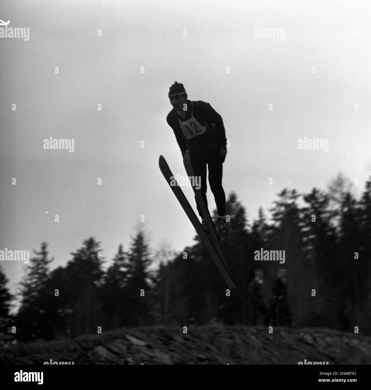 Zakopane, 1969-11.Konkurs skoków na igielicie odbywaj¹cy siê na Ma³ej Krokwi.Zawody wygra³ Stanis³aw Daniel G¹sienica (Wis³a Gwardia) prisés Stanis³awem Murzyniakiem. kw PAP/Tadeusz Olszewski Dok³adny dzieñ wydarzenia nieustalony.Zakopane, novembre 1969.Concours de saut sur le saut à ski artificiel de surface Mala Krokiew.Le gagnant était Stanislaw Daniel Gasienica (Wisla Gwardia) devant Stanislaw Murzyniak. kw PAP/Tadeusz Olszewski Banque D'Images