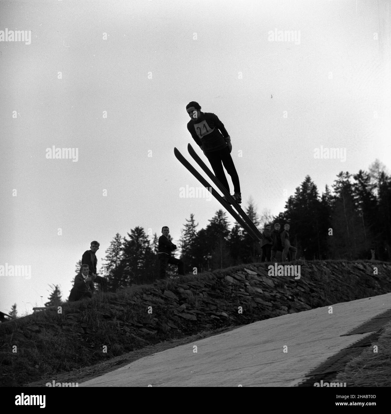 Zakopane, 1969-11.Konkurs skoków na igielicie odbywaj¹cy siê na Ma³ej Krokwi.Zawody wygra³ Stanis³aw Daniel G¹sienica (Wis³a Gwardia) prisés Stanis³awem Murzyniakiem. kw PAP/Tadeusz Olszewski Dok³adny dzieñ wydarzenia nieustalony.Zakopane, novembre 1969.Concours de saut sur le saut à ski artificiel de surface Mala Krokiew.Le gagnant était Stanislaw Daniel Gasienica (Wisla Gwardia) devant Stanislaw Murzyniak. kw PAP/Tadeusz Olszewski Banque D'Images