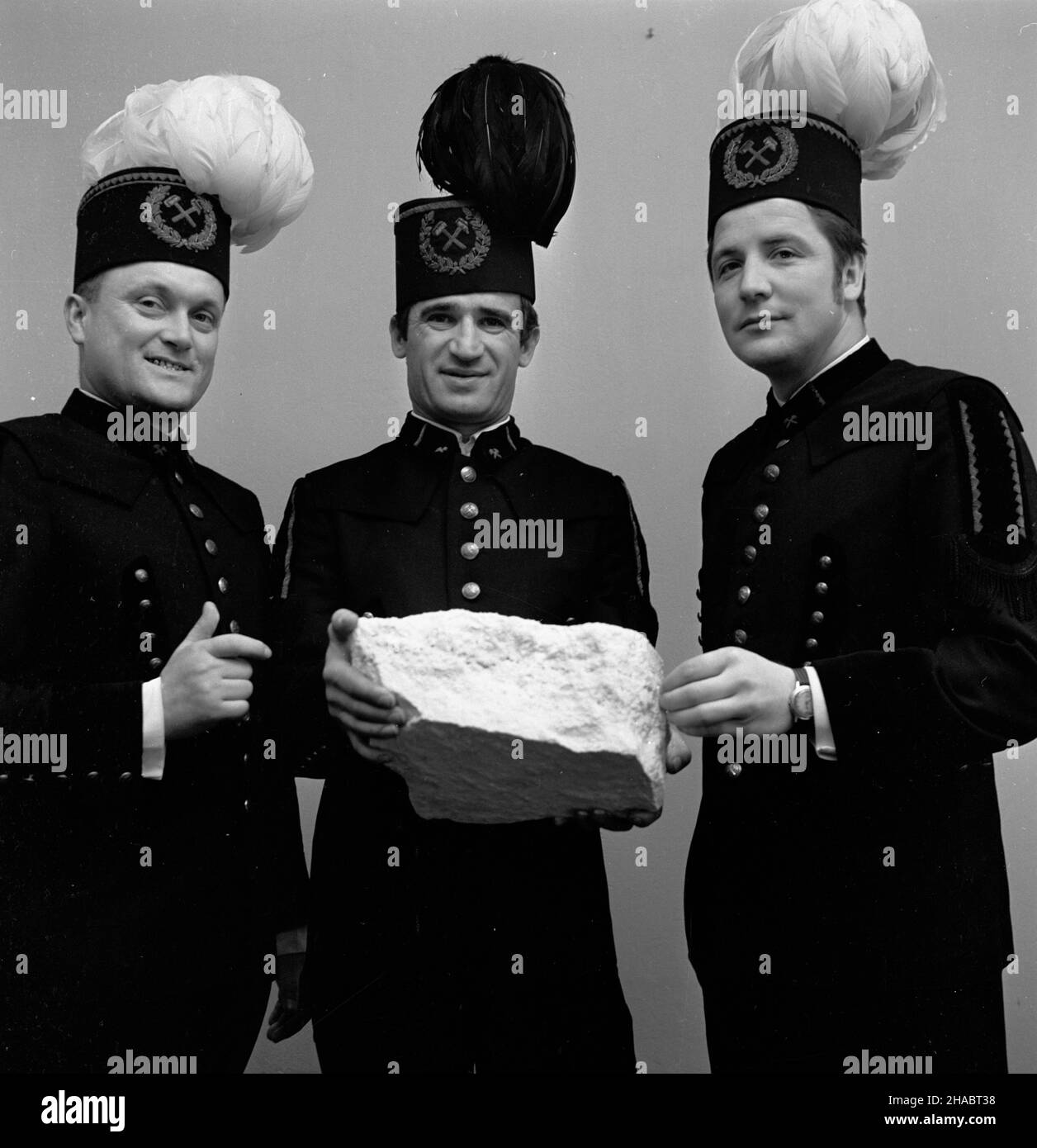 Rzêdów, 1969-11.Górnicy Kopalni Siarki Grzybów, którzy z pozosta³¹ za³og¹ wydobyli 100-tysiêczn¹ tonê siarki z nowo uchomionego pola górniczego B. NZ. Prezentujacy bry³ê siarki od lewej: Kierik rownót górzynicza in¿.J. Krok, sztygar zmianowy pola B J. Sza³ankiewicz, œlusarz utrzymania ruchu w³.uu PAP/W³odzimierz Wawrzynkiewicz Dok³adny dzieñ wydarzenia nieustalony.Rzedow, novembre 1969.Des mineurs de la mine de soufre de Grzybow qui, avec leurs collègues, ont extrait 100 00th tonnes de soufre d'un champ de mine B nouvellement ouvert.Photo : l'ingénieur J. Krok qui a supervisé Banque D'Images