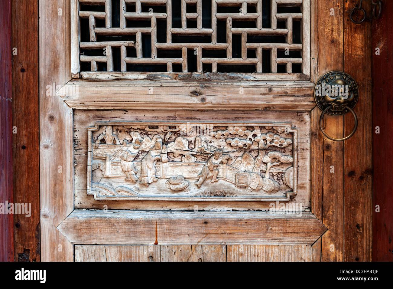 Détail rapproché de l'ancien panneau de porte classique en bois décoré avec un motif typique de style d'architecture chinoise et des sculptures en bois Banque D'Images