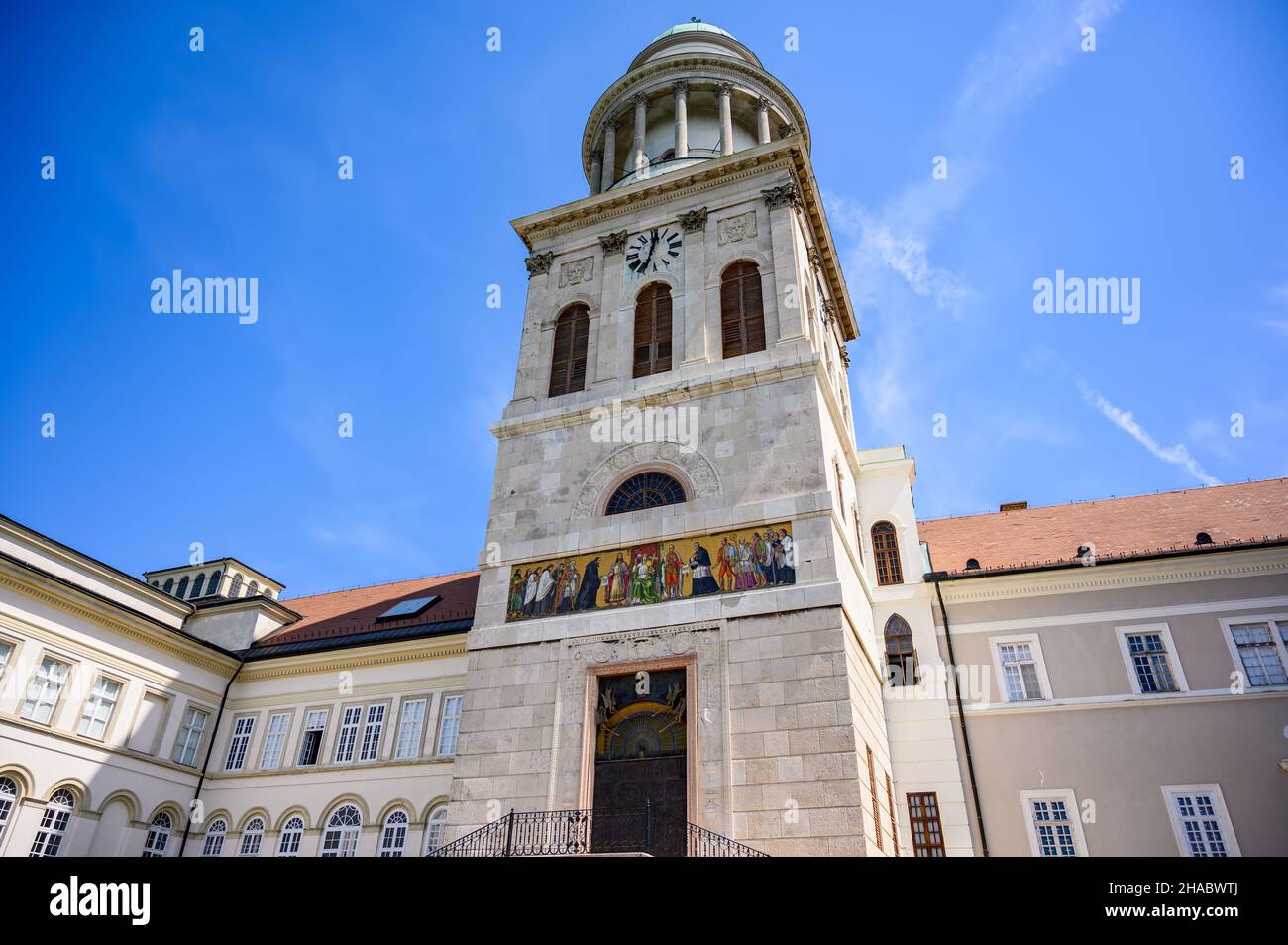 Abbaye bénédictine de Pannonhalma église historique à Pannonhalma, Hongrie, lors d'une journée ensoleillée et nuageux sur le ciel bleu. Banque D'Images