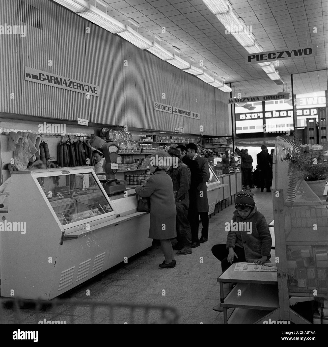 Varsovie, 1969-11-14.Pawilon handlowy Warszawskiej Spó³dzielni SpO¿ywców Spo³em (WSS Spo³em) na osiedlu mieszkaniowym Bródno W dzielnicy Praga Pó³noc.NZ. Sprzeda¿ wyrobów wêdliniarskich i garma¿eryjnych W spo¿ywczym sklepie samoobs³ugowym. mta PAP/Miros³aw IringhVarsovie, le 14 novembre 1969.L'épicerie libre-service de Varsovie Food Producer Cooperative WSS Spo³em à Brodno logement dans le district de Praga Polnoc.Photo : la vente de viande fumée et de charcuterie au magasin libre-service. mta PAP/Miros³aw Iringh Banque D'Images