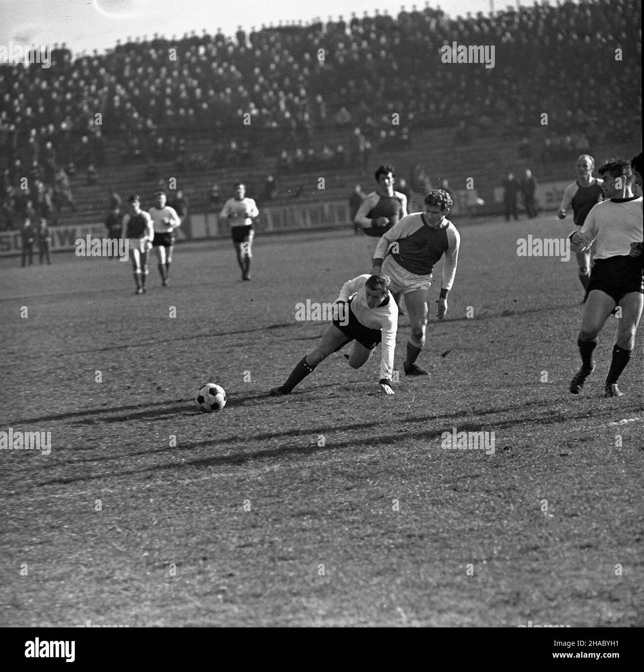 Bytom, 1969-11-16.W rozgrywkach i ligi pi³ki no¿nej na bytomskim stadionie dru¿yna z Bytomia Polonia pokona³a warszawsk¹ Legiê 3:2.Bramki dla Polonii zdobyli Konrad Bajger (z wolnego), Ryszard Grzegorczyk i Pawe³ Orzechowski a dla pokonanych Robert Gadocha i Kazimierz Deyna.NZ. Akcja na boisku, zawodnicy Polonii W ciemnych koszulach z jasnymi rêkawami. uu PAP/Stanis³aw JakubowskiBytom, 16 novembre 1969.Football.Polonia Bytom (chemises noires) a battu Legia Warszawa 3:2 à la maison dans un jeu de division de 1st.Buts pour la Polonia: Konrad Bajger (coup libre), Ryszard Grzegorczyk et Pawel Orzechowski.Pour Banque D'Images