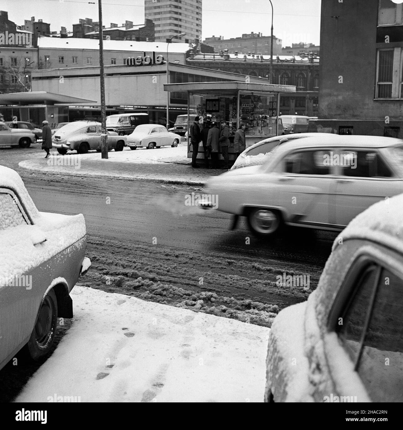 Varsovie, 1969-11-26.Wczesna zima, pierwsze obfite opady œniegu wyst¹pi³y ju¿ 26 listopada, jak zawsze zaskoczy³a drogowców.W stolicy powa¿nie utrudni³o à ruch drogowy.Dozorcy zapomnieli o odœnie¿eniu chodników.NZ. nieodœnie¿ona ul.Szpitalna, W g³êbi pawilon meblowy. uu PAP/Henryk Rosiak Varsovie, 26 novembre 1969.La première chute de neige importante du 26 novembre a causé des problèmes de communication avec la ville.Les gardiens se sont perdus pour enlever la neige.Photo : rue Szpitalna. uu PAP/Henryk Rosiak Banque D'Images