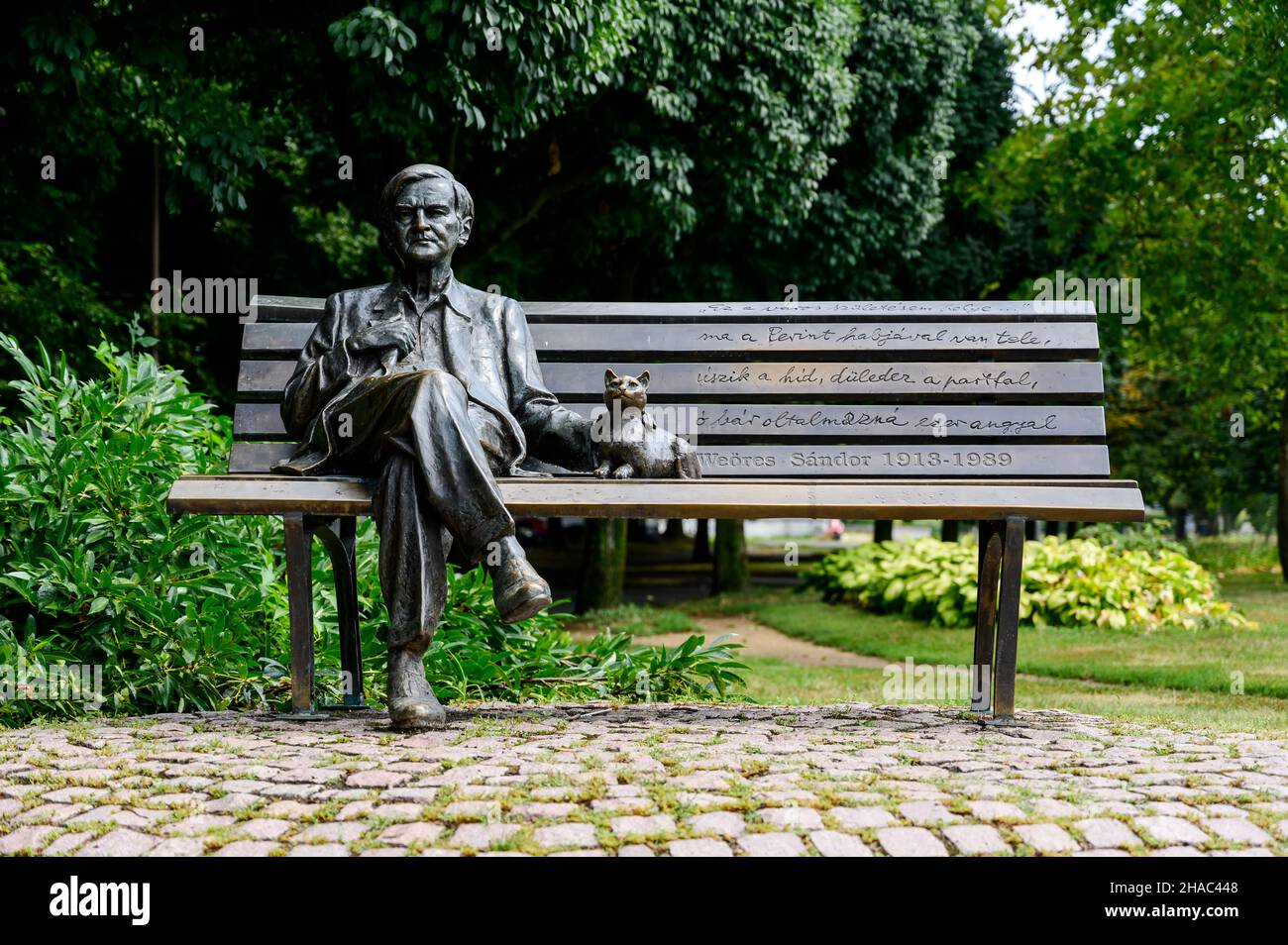 Statue de Weores Sandor poète assis sur un banc à Szombathely, Hongrie Banque D'Images