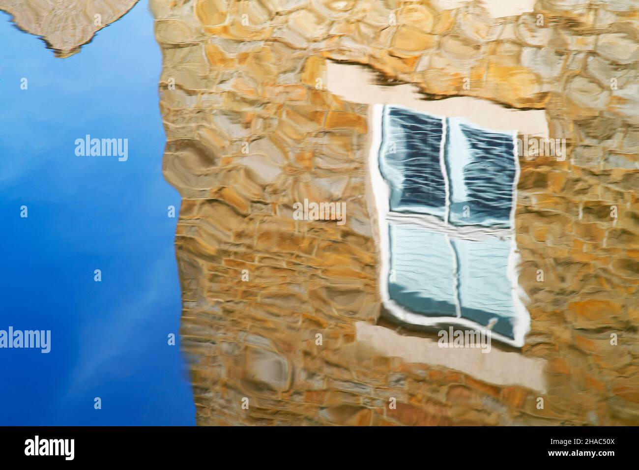 Le reflet d'une maison en pierre sur la surface de l'eau dans le canal de Leeds et Liverpool Skipton Banque D'Images