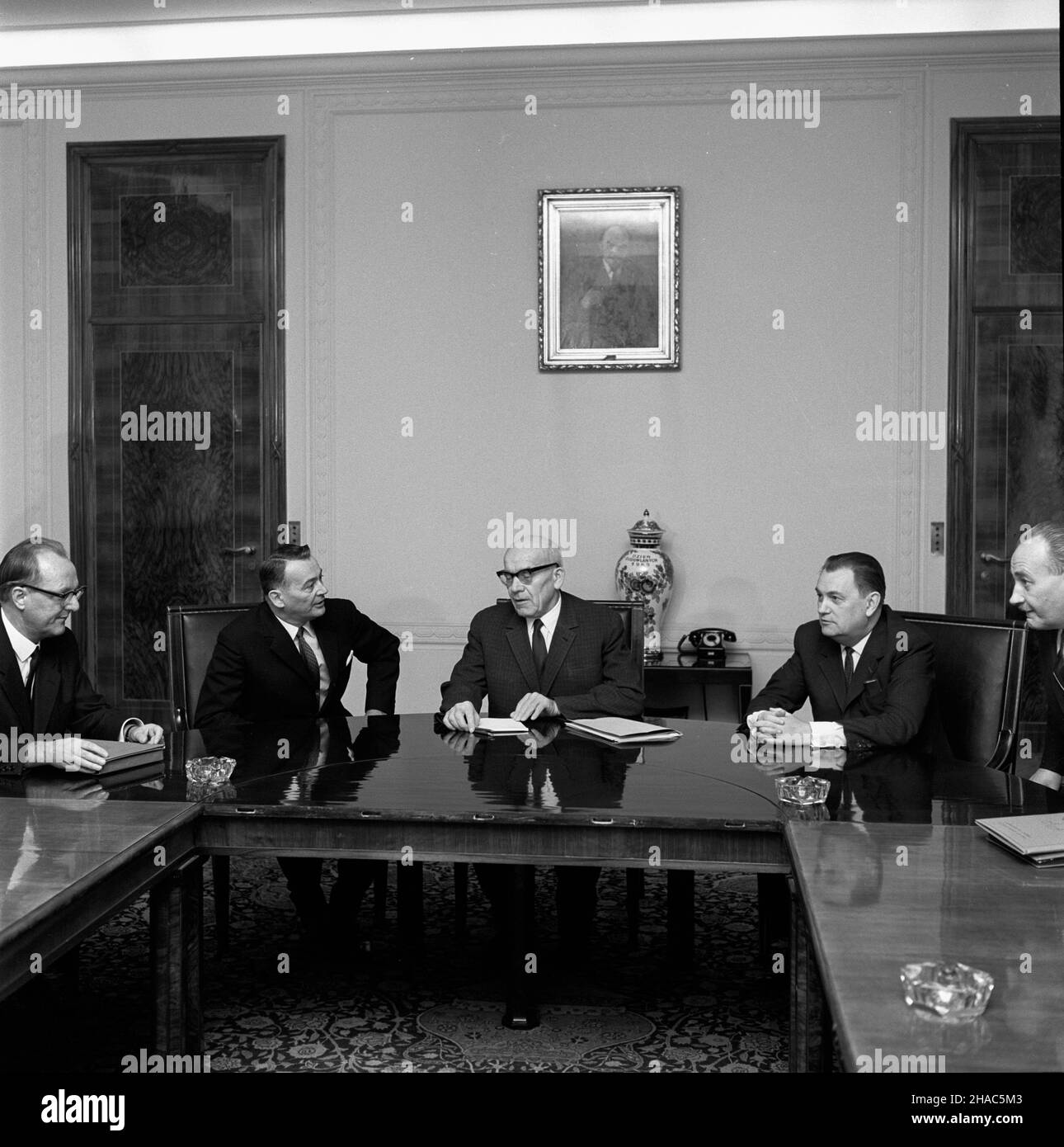 Varsovie, 1969-12.Wizyta energetyków z Elektrowni P¹tnów u i sekretarza KC PZPR W³adys³awa Gomu³ki.NZ. przy stole prezydialnym cz³onek KC Boles³aw Jaszczuk (2P), W³adys³aw Gomu³ka (3P) oraz Ministre górnictwa i energetyki Boles³aw Bartoszek (4P). kw PAP/Stanis³aw Czarnogórski Dok³adny dzieñ wydarzenia nieustalony.Varsovie, décembre 1969.Wladyslaw Gomulka, secrétaire en 1st de la Commission centrale du Parti des travailleurs Unis polonais, reçoit des électriciens de l'usine de Pontnow.Photo: Assis à la table du Présidium de droite: Boleslaw Jaszczuk, membre du Comité central, Gom (2nd) Banque D'Images
