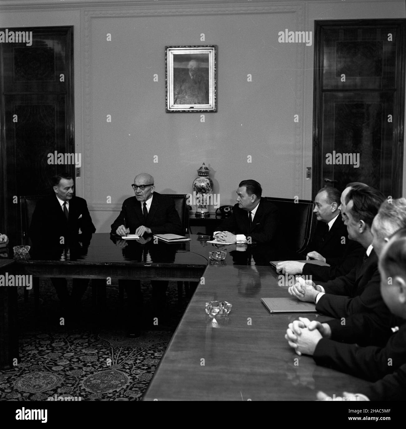 Varsovie, 1969-12.Wizyta energetyków z Elektrowni P¹tnów u i sekretarza KC PZPR W³adys³awa Gomu³ki.NZ. przy stole prezydialnym od lewej strony ministre górny nictwa i energetyki Boles³aw Bartoszek, W³adys³aw Gomu³ka oraz cz³onek KC Boles³aw Jaszczuk. kw PAP/Stanis³aw Czarnogórski Dok³adny dzieñ wydarzenia nieustalony.Varsovie, décembre 1969.Wladyslaw Gomulka, secrétaire en 1st de la Commission centrale du Parti des travailleurs Unis polonais, reçoit des électriciens de l'usine de Pontnow.Photo assis à la table du Présidium de gauche: Ministre des Mines et de l'énergie Boleslaw Bartoszek, Gomu Banque D'Images