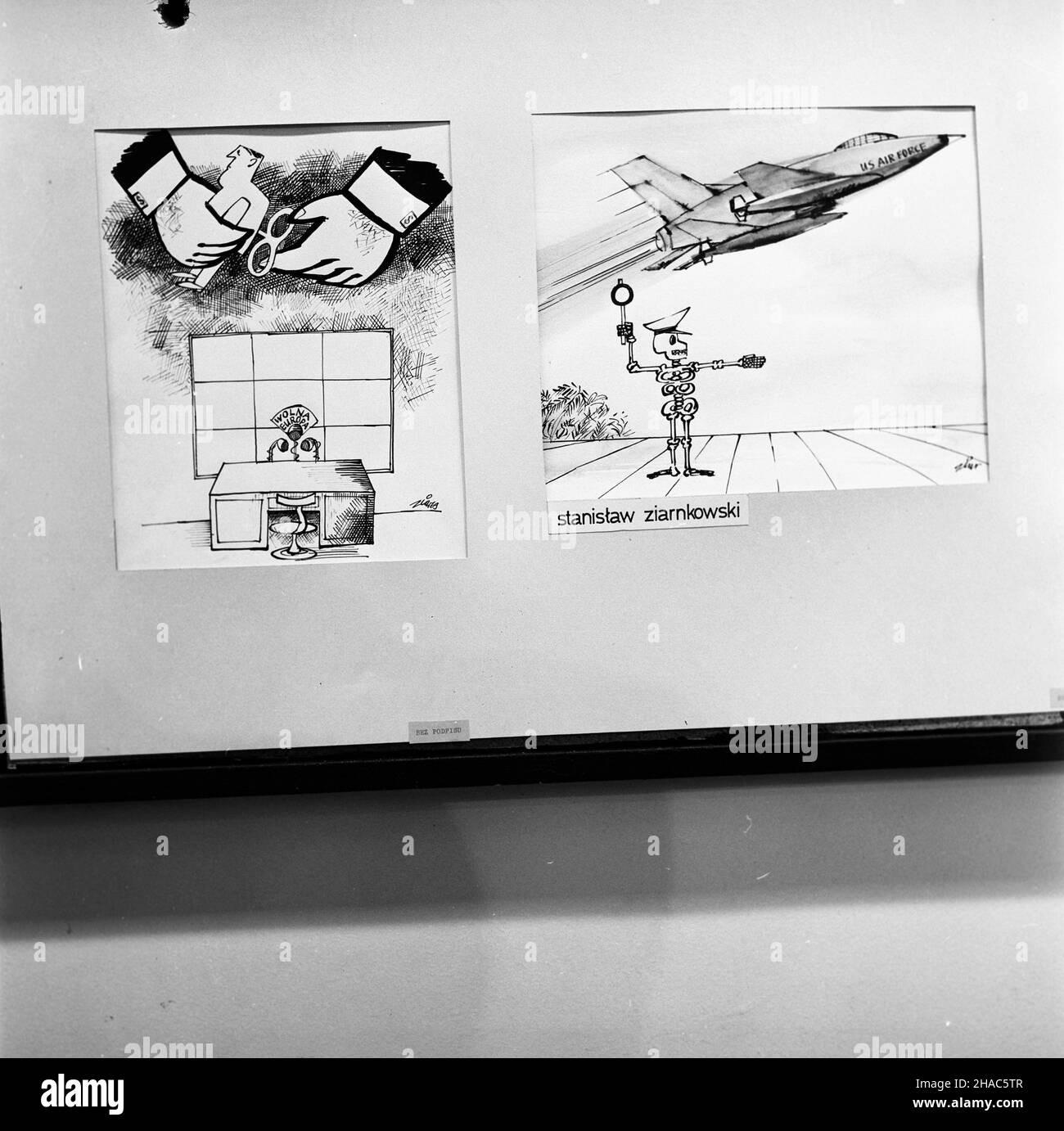 Varsovie, 1969-12-02.Eryk Lipiñski, redaktor naczelny Szpilek wrêczy³ nagrotty tygodnika dla polskich uczestników miêdzynarodowej wystawy W Moskwie pt.Satyra W walce o pokój.I nagrodê otrzyma³ karykaturzysta Trybuny Ludu Stefan Wielgus za pracê pt.Cicha œmieræ.Stanis³awa Ziarnkowskiego (bez tytu³u). mb PAP/Adam UrbanekVarsovie, le 2 décembre 1969.Le rédacteur en chef du mensuel Szpilki Eryk Lipinski a remis des prix aux participants polonais de l'exposition internationale de Moscou sur la satire aidant les gens à lutter pour la paix.Caricaturiste du quotidien Trybuna Ludu Stefan Wielgus récompensé par 1st pr Banque D'Images