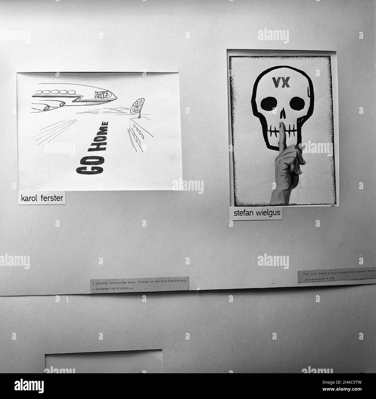 Varsovie, 1969-12-02.Eryk Lipiñski, redaktor naczelny Szpilek wrêczy³ nagrotty tygodnika dla polskich uczestników miêdzynarodowej wystawy W Moskwie pt.Satyra W walce o pokój.I nagrodê otrzyma³ karykaturzysta Trybuny Ludu Stefan Wielgus za pracê pt.Cicha œmieræ.NZ. praca Stefana Wielgusa, oraz praca Karola Ferstera pt.Polityka otwartych drzwi. mb PAP/Adam UrbanekVarsovie, le 2 décembre 1969.Le rédacteur en chef du mensuel Szpilki Eryk Lipinski a remis des prix aux participants polonais de l'exposition internationale de Moscou sur la satire aidant les gens à lutter pour la paix.Caricaturiste du quotidien Trybuna Banque D'Images