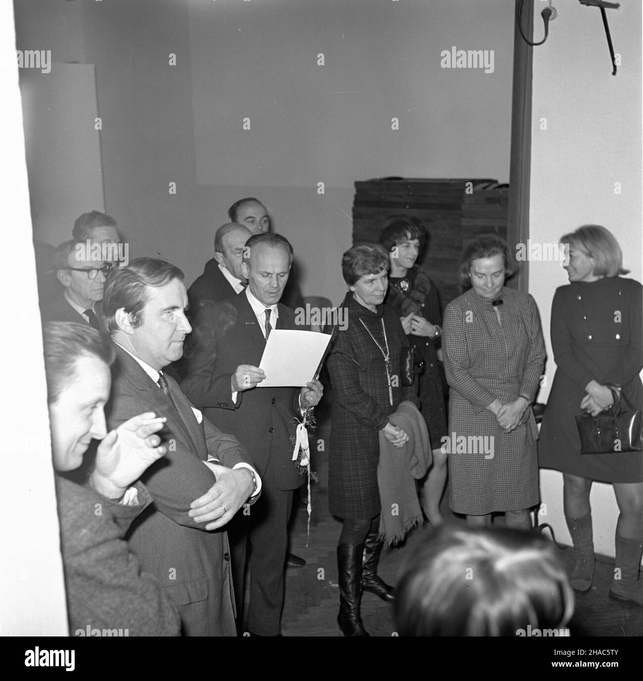 Varsovie, 1969-12-02.Eryk Lipiñski, redaktor naczelny Szpilek wrêczy³ nagrotty tygodnika dla polskich uczestników miêdzynarodowej wystawy W Moskwie pt.Satyra W walce o pokój.I nagrodê otrzyma³ karykaturzysta Trybuny Ludu Stefan Wielgus za pracê pt.Cicha œmieræ.M. in. NZStefan Wielgus (ogl¹da diplom). mb PAP/Adam UrbanekVarsovie, le 2 décembre 1969.Le rédacteur en chef du mensuel Szpilki Eryk Lipinski a remis des prix aux participants polonais de l'exposition internationale de Moscou sur la satire aidant les gens à lutter pour la paix.Le caricaturiste du quotidien Trybuna Ludu Stefan Wielgus a remporté le prix 1st Banque D'Images