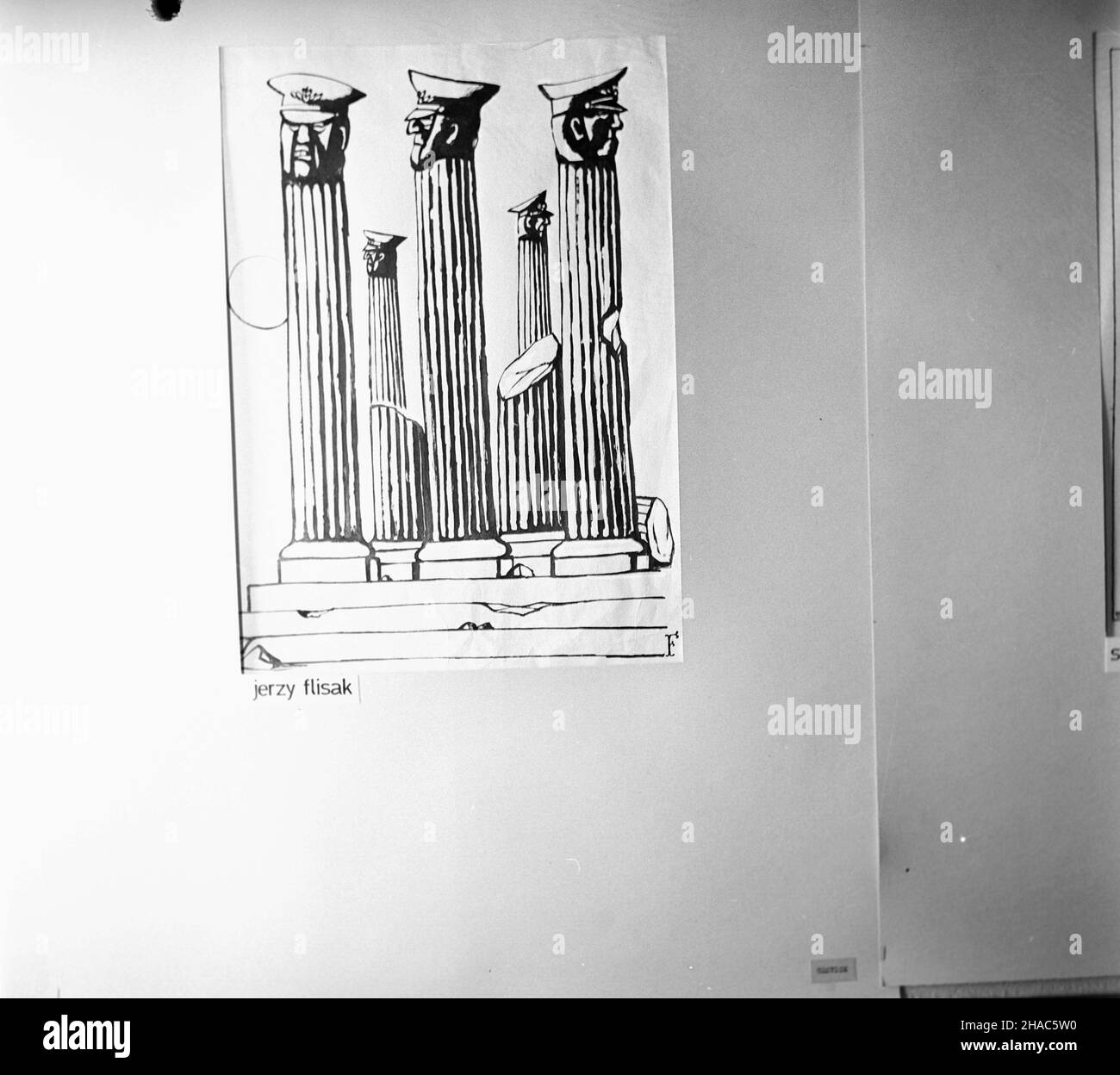 Varsovie, 1969-12-02.Eryk Lipiñski, redaktor naczelny Szpilek wrêczy³ nagrotty tygodnika dla polskich uczestników miêdzynarodowej wystawy W Moskwie pt.Satyra W walce o pokój.I nagrodê otrzyma³ karykaturzysta Trybuny Ludu Stefan Wielgus za pracê pt.Cicha œmieræ.NZ. praca Jerzego Flisaka pt.G³owice. man. PAP/Adam UrbanekVarsovie, le 2 décembre 1969.Le rédacteur en chef du mensuel Szpilki Eryk Lipinski a remis des prix aux participants polonais de l'exposition internationale de Moscou sur la satire aidant les gens à lutter pour la paix.Le caricaturiste du quotidien Trybuna Ludu Stefan Wielgus a remporté le prix 1st Banque D'Images