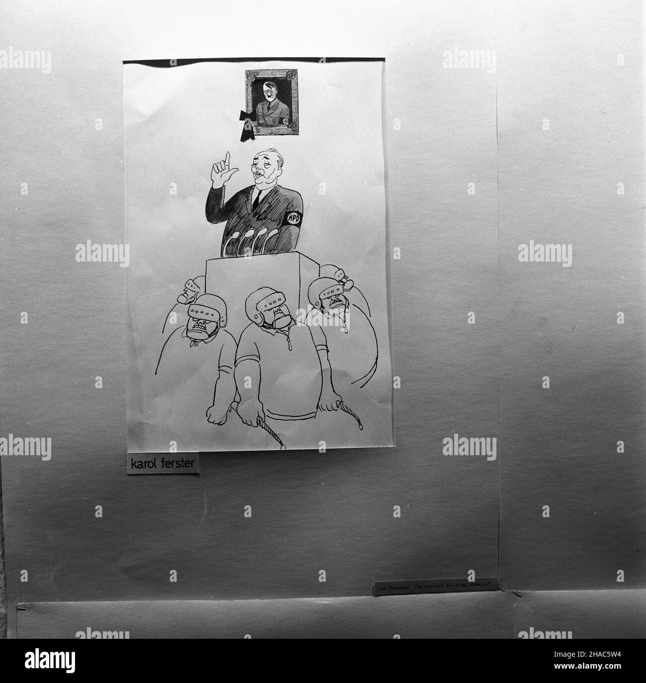 Varsovie, 1969-12-02.Eryk Lipiñski, redaktor naczelny Szpilek wrêczy³ nagrotty tygodnika dla polskich uczestników miêdzynarodowej wystawy W Moskwie pt.Satyra W walce o pokój.I nagrodê otrzyma³ karykaturzysta Trybuny Ludu Stefan Wielgus za pracê pt.Cicha œmieræ.NZ. praca Karola Ferstera pt.Von Thaden: De mortuis nihil nisi bene. mb PAP/Adam UrbanekVarsovie, le 2 décembre 1969.Le rédacteur en chef du mensuel Szpilki Eryk Lipinski a remis des prix aux participants polonais de l'exposition internationale de Moscou sur la satire aidant les gens à lutter pour la paix.Caricaturiste du quotidien Trybuna Ludu Stefan Wi Banque D'Images