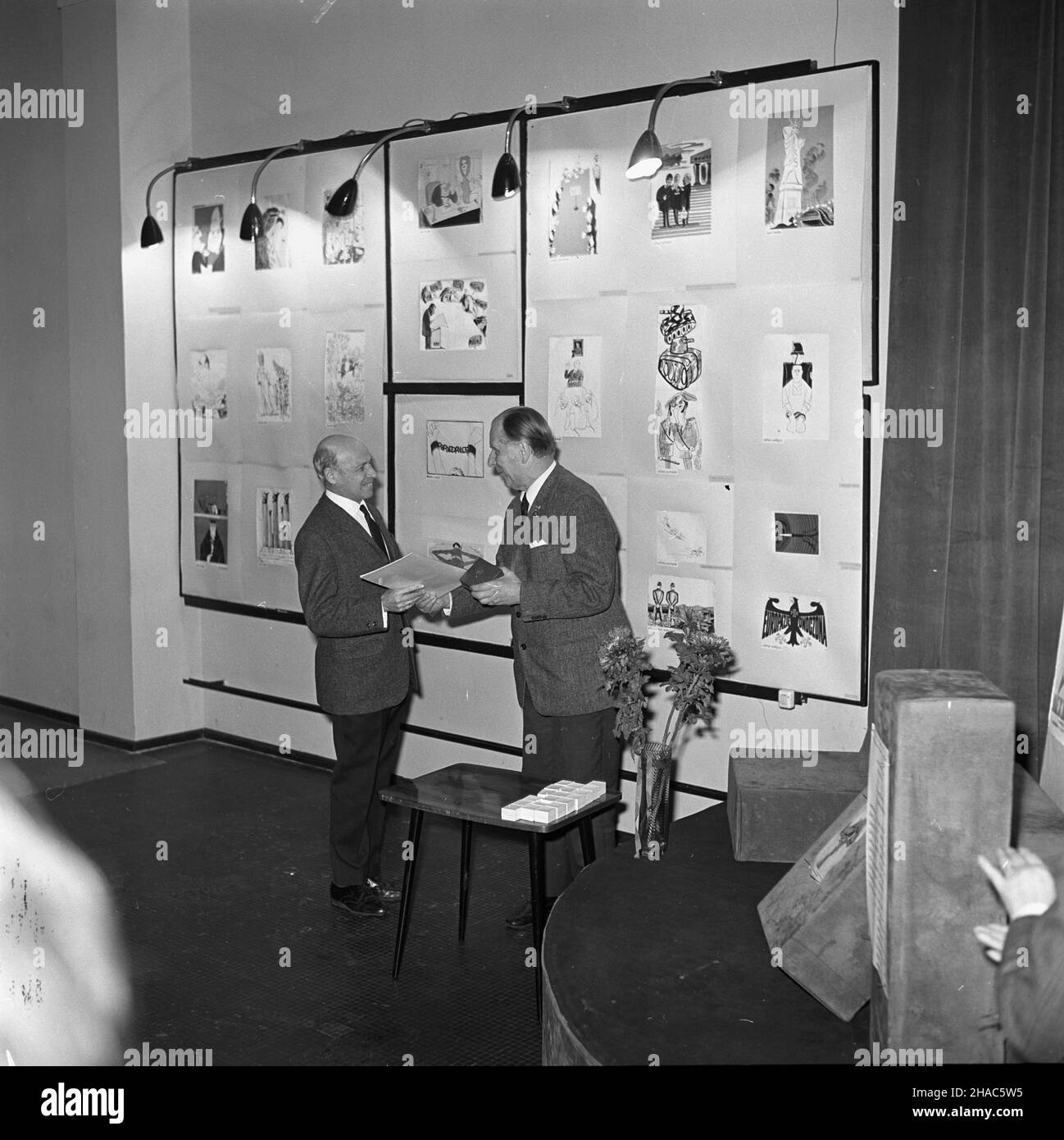 Varsovie, 1969-12-02.Eryk Lipiñski, redaktor naczelny Szpilek wrêczy³ nagrotty tygodnika dla polskich uczestników miêdzynarodowej wystawy W Moskwie pt.Satyra W walce o pokój.I nagrodê otrzyma³ karykaturzysta Trybuny Ludu Stefan Wielgus za pracê pt.Cicha œmieræ.NZ.Eryk Lipiñski (P) i Karol Ferster (L), jeden z uczestników wystawy W Moskwie. mb PAP/Adam UrbanekVarsovie, le 2 décembre 1969.Le rédacteur en chef du mensuel Szpilki Eryk Lipinski a remis des prix aux participants polonais de l'exposition internationale de Moscou sur la satire aidant les gens à lutter pour la paix.Caricaturiste du quotidien Trybuna lu Banque D'Images