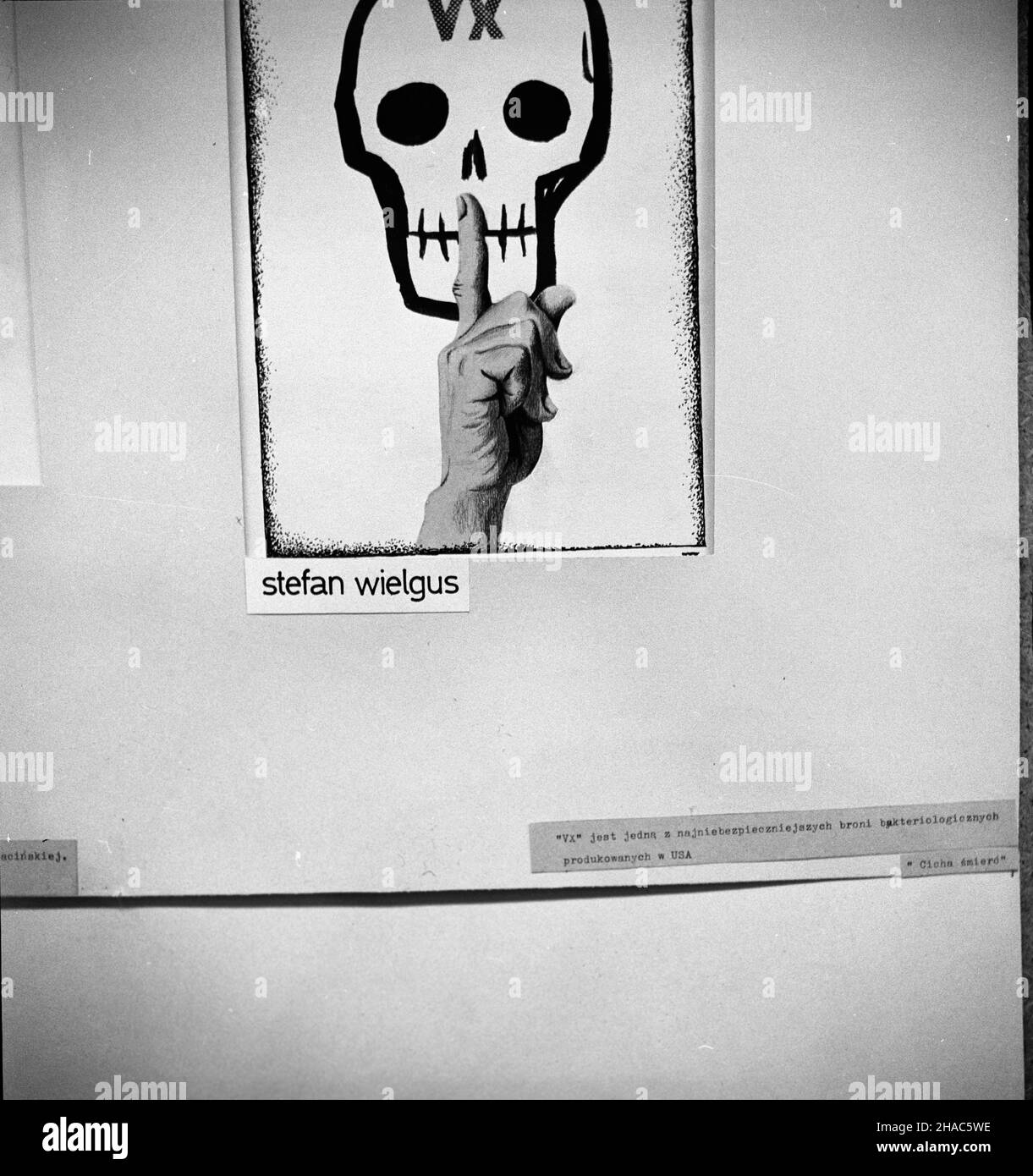 Varsovie, 1969-12-02.Eryk Lipiñski, redaktor naczelny Szpilek wrêczy³ nagrotty tygodnika dla polskich uczestników miêdzynarodowej wystawy W Moskwie pt.Satyra W walce o pokój.I nagrodê otrzyma³ karykaturzysta Trybuny Ludu Stefan Wielgus za pracê pt.Cicha œmieræ.NZ. praca Stefana Wielgusa. mb PAP/Adam UrbanekVarsovie, le 2 décembre 1969.Le rédacteur en chef du mensuel Szpilki Eryk Lipinski a remis des prix aux participants polonais de l'exposition internationale de Moscou sur la satire aidant les gens à lutter pour la paix.Le caricaturiste du quotidien Trybuna Ludu Stefan Wielgus a reçu le prix 1st pour l'œuvre entit Banque D'Images