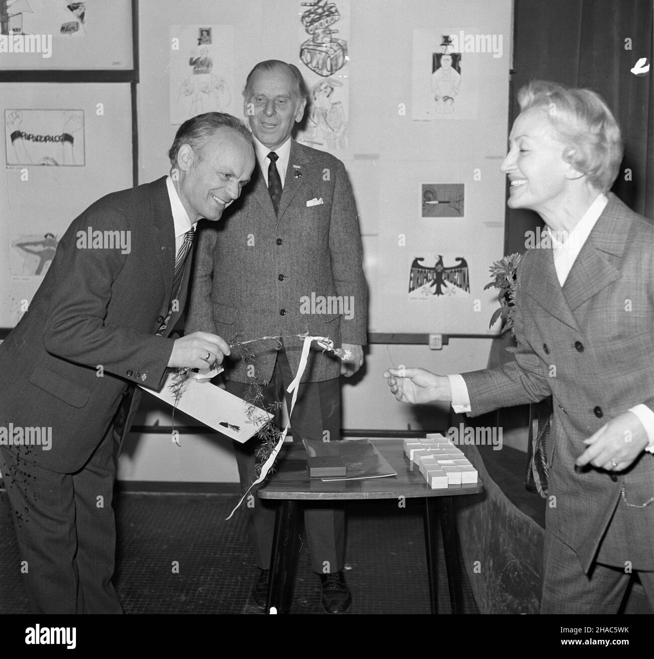 Varsovie, 1969-12-02.Eryk Lipiñski, redaktor naczelny Szpilek wrêczy³ nagrotty tygodnika dla polskich uczestników miêdzynarodowej wystawy W Moskwie pt.Satyra W walce o pokój.I nagrodê otrzyma³ karykaturzysta Trybuny Ludu Stefan Wielgus za pracê pt.Cicha œmieræ.M. in. NZEryk Lipiñski (W œrodku) i Stefan Wielgus (1L).PAP/Adam UrbanekVarsovie, le 2 décembre 1969.Le rédacteur en chef du mensuel Szpilki Eryk Lipinski a remis des prix aux participants polonais de l'exposition internationale de Moscou sur la satire aidant les gens à lutter pour la paix.Caricaturiste du quotidien Trybuna Ludu Stefan Wielgus récompensé en 1 Banque D'Images