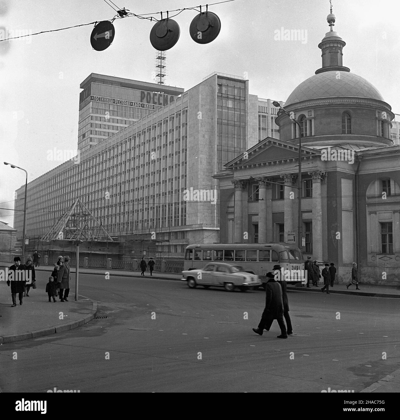 Rosja, Moskwa, 1969-12-08.Stolica i najwiêksze miasto ZSRR.Moskwa jest siedzib¹ najwy¿szych w³adz pañstwowych i partyjnych, a tak¿e najwiêkszym oœrodkiem gospodarczym i kulturalnym Zwi¹zku Radzieckiego.Aglomeracja miasta, po³o¿onego nad rzek¹ Moskw¹ W Centrum Równiny Rosyjskiej, lizy oko³o 7,1 mln mieszkañców (W roku 1968).Moskwa jest tak¿e najwiêkszym oœrodkiem naukowym W ZSRR.NZ.Hotel Rosija od strony ulicu Razina. mta PAP/Andrzej PiotrowskiRussie, Moscou, 8 décembre 1969.La capitale et la plus grande ville de l'Union des Républiques socialistes soviétiques.Moscou est le siège de la Banque D'Images