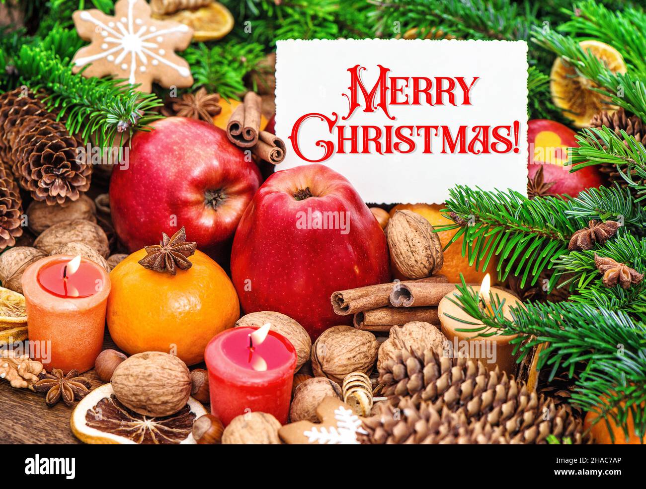 Concept de carte de Noël.Bougies allumées décoration avec biscuits, fruits, noix, épices Banque D'Images