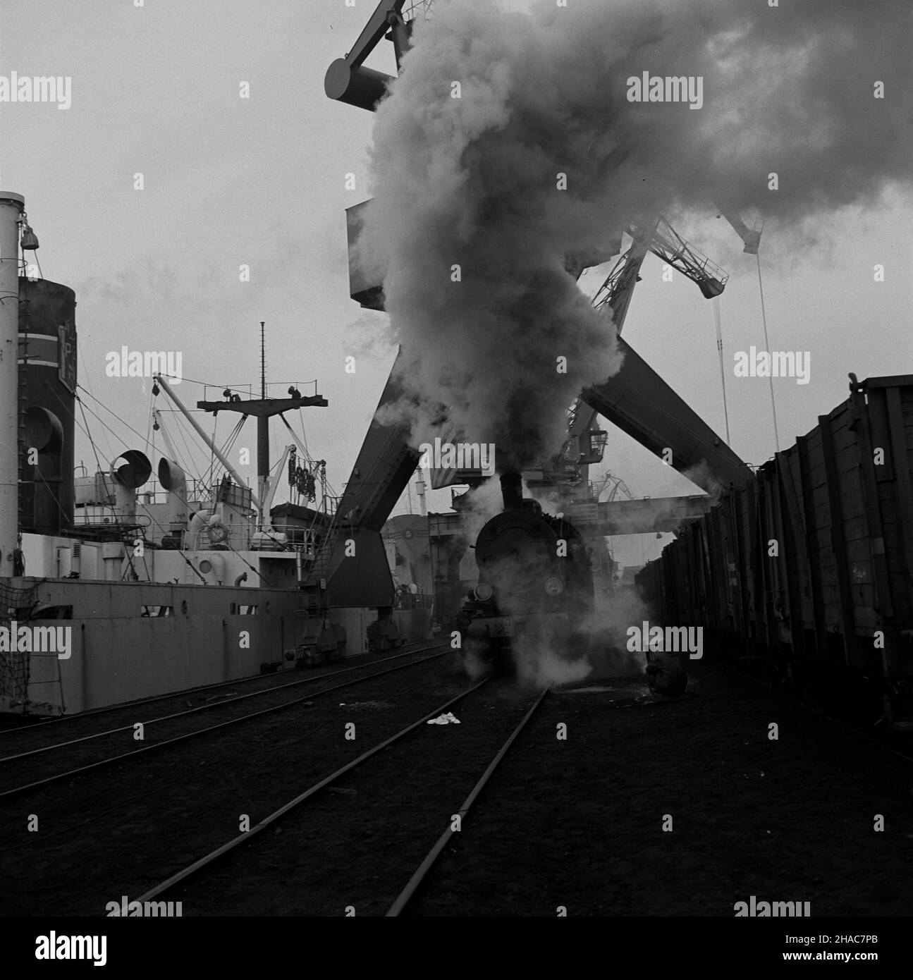 Gdañsk, 1970-01-25.Lokomotywa W Porcie Gdañskim.Po lewej drobnicowiec s/s Narwik - by³ jednym z polskich empajerów, tj. Brytyjskich statków seryjnej wownej budowy, którym do podstawowego cz³onu nazwy dodawano s³owo empire.Imiê Narwik (spolszczona nazwa norweskiego miasta Narvik) nadano 6 marca 1942 r. ju¿ zwodowanemu statkowi Empire Roamer, który zakupiony zosta³ przez rz¹d polski dla GAL (Gdynia-Ameryka Linie ¯Amerdyugkleowe)Gdansk, 25 janvier 1970.Un moteur dans le port maritime de Gdansk.Sur le côté gauche, le cargo général 'Narwik' était l'un des emps polonais Banque D'Images