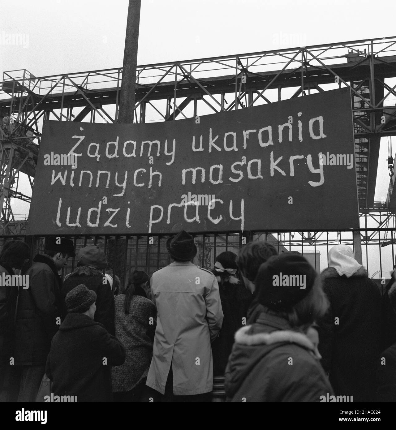 Szczecin, 1970-12-17.Grudzieñ 1970 - Bunkt robotniczy W Polsce.Bezpoœredni¹ przyczyn¹ strajków i demontacji by³a wprowadzona 12 grudnia drastyczna podwy¿ka cen ¿ywnoœci.Dosz³o do zamieszek ulicznych i staræ z milicj¹.has³o na bramie Stoczni im.Adolfa Warskiego z ¿¹daniem ukarania winnych masakry robotników na Wybrze¿U.³p/gr PAP/Andrzej WituszSzczecin, 17 décembre 1970.En décembre 1970, les travailleurs polonais se sont rebellés contre de fortes hausses des prix alimentaires avant Noël.Les grèves et les manifestations se sont rapidement transformées en émeutes au cours desquelles les manifestants se sont raréés de la police.Photo : une affiche dema Banque D'Images