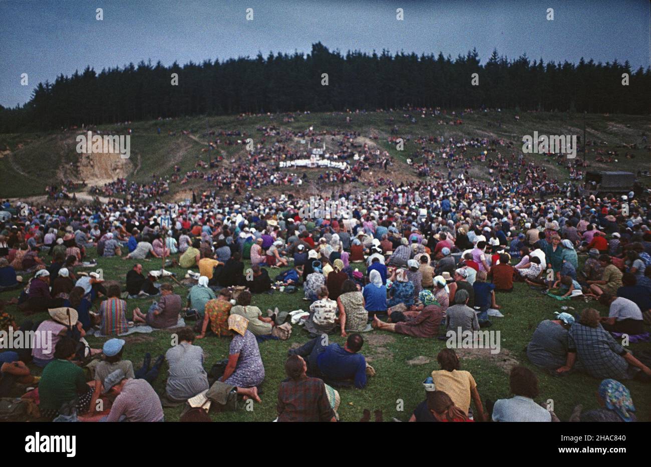 Polska 08,1971.Pielgrzymka do sanktuarium Najœwiêtszej Maryi Panny Jasnogórskiej W Czêstochowie.NZ. Msza polowa na trasie 255.Warszawskiej Pielgrzymki Pieszej na Jasn¹ Górê. mta PAP/Janusz Rosikoñ Dok³adny dzieñ wydarzenia nieustalony.Pologne août 1971.Le prégrimage au sanctuaire Sainte Marie Jasna Gora à Czestochowa.Photo : une masse de terrain sur le rute du pèlerinage de randonnée de Varsovie de 255th à Jasna Gora. mta PAP/Janusz Rosikon Date exacte inconnue. Banque D'Images