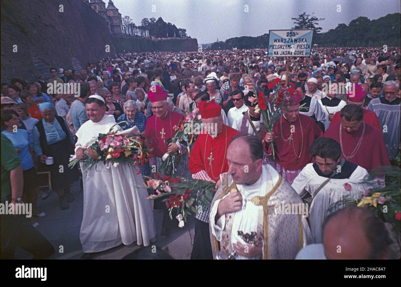 Czêstochowa 08,1971.Pielgrzymka do sanktuarium Najœwiêtszej Maryi Panny Jasnogórskiej W Czêstochowie.NZ.Prymas Polski kardyna³ Stefan Wyszyñski (C), przeor klasztoru na Jasnej Górze paulin Józef Efrem Osiad³y (W bia³ym habicie) biskupi, m.in. bp Jerzy Modzelewski (z lewej strony prymasa), ksiê¿a, zasklaktori do wkraczaj¹ niczoo.Paulinów na czele 255.Warszawskiej Pielgrzymki Pieszej na Jasn¹ Górê. mta PAP/Janusz Rosikoñ Dok³adny dzieñ wydarzenia nieustalony.Czestochowa août 1971.Le pèlerinage au sanctuaire de la Sainte Marie de Jasna Gora à Czestochowa.Photo : primate de Polan Banque D'Images