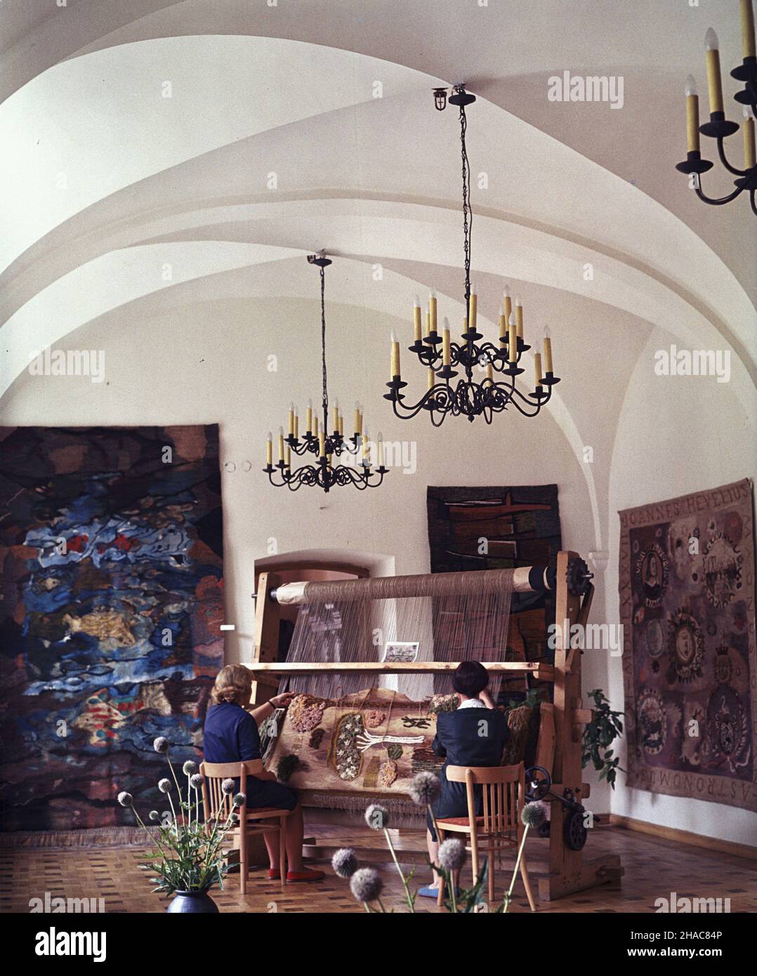 Gdañsk 07,1972.Ekspozycja tkanin obrazowych, wyrobów sopockiej spó³dzielni rzemios³a artystycznego, W salach gdañskiego ratusza. mta PAP/Janusz Rosikoñ Dok³adny dzieñ wydarzenia nieustalony.Gdansk juillet 1972.Exposition de toile artistique réalisée par la coopérative d'artisanat artistique de Sopot à l'hôtel de ville de Gdansk. mta PAP/Janusz Rosikon Date de l'événement inconnue. Banque D'Images
